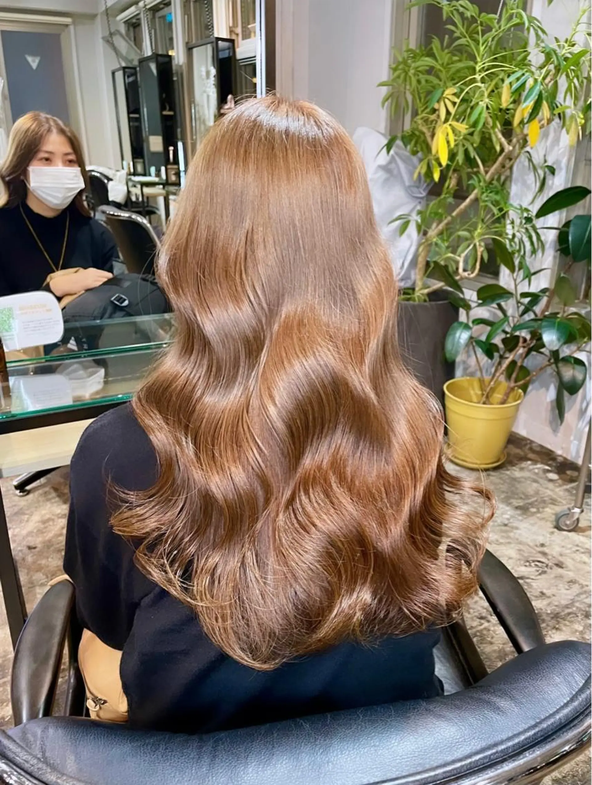 ロング カラー ベージュカラー ブリーチ 透明感カラー 元町神戸 國井椋介のヘアスタイル