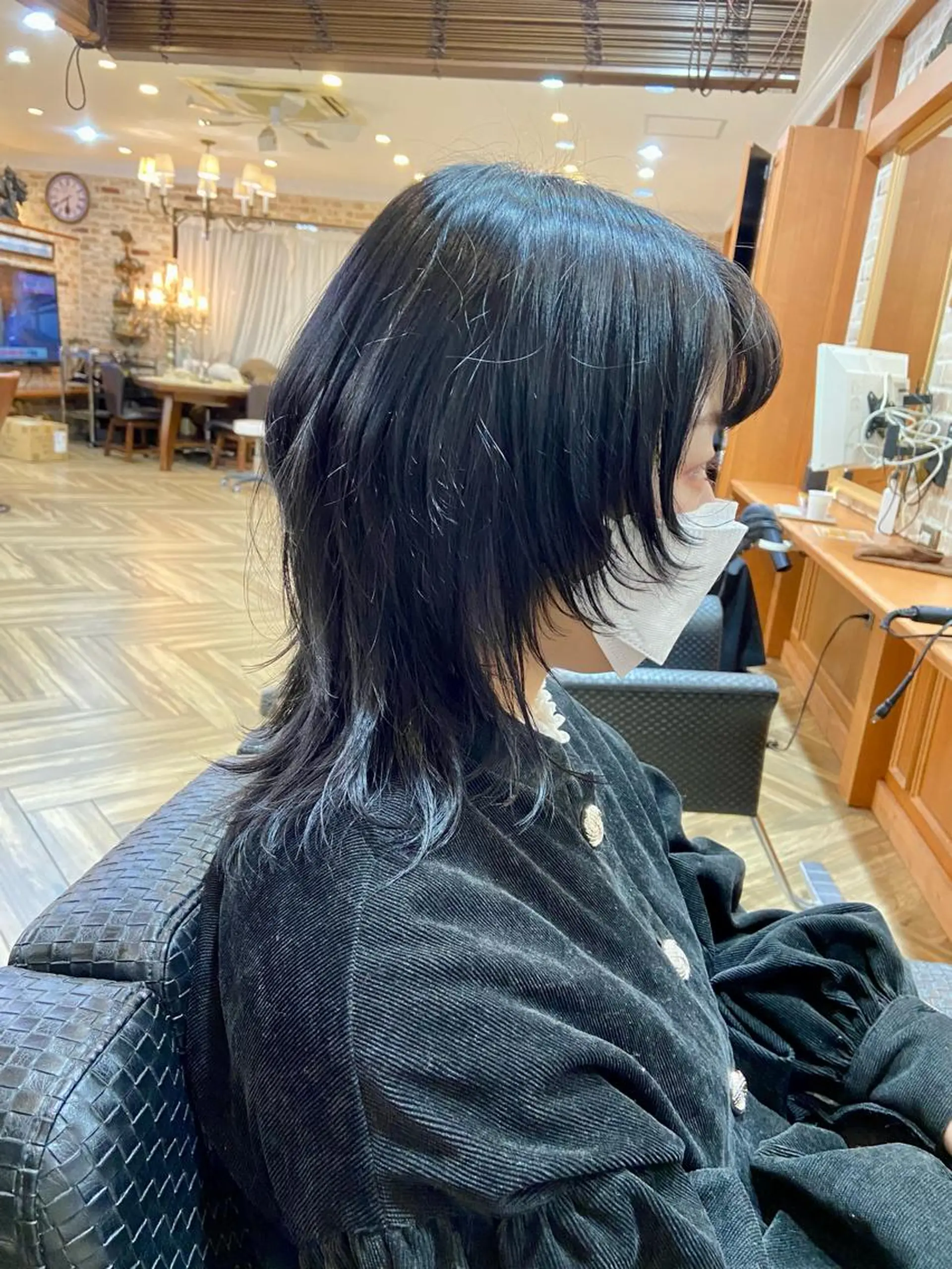 ミディアム カラー 黒髪 ブルーカラー ブルーブラック ウルフカット ヘアカラー トリートメント 再現性◎✨艶髪🔆 川﨑友稀のヘアスタイル