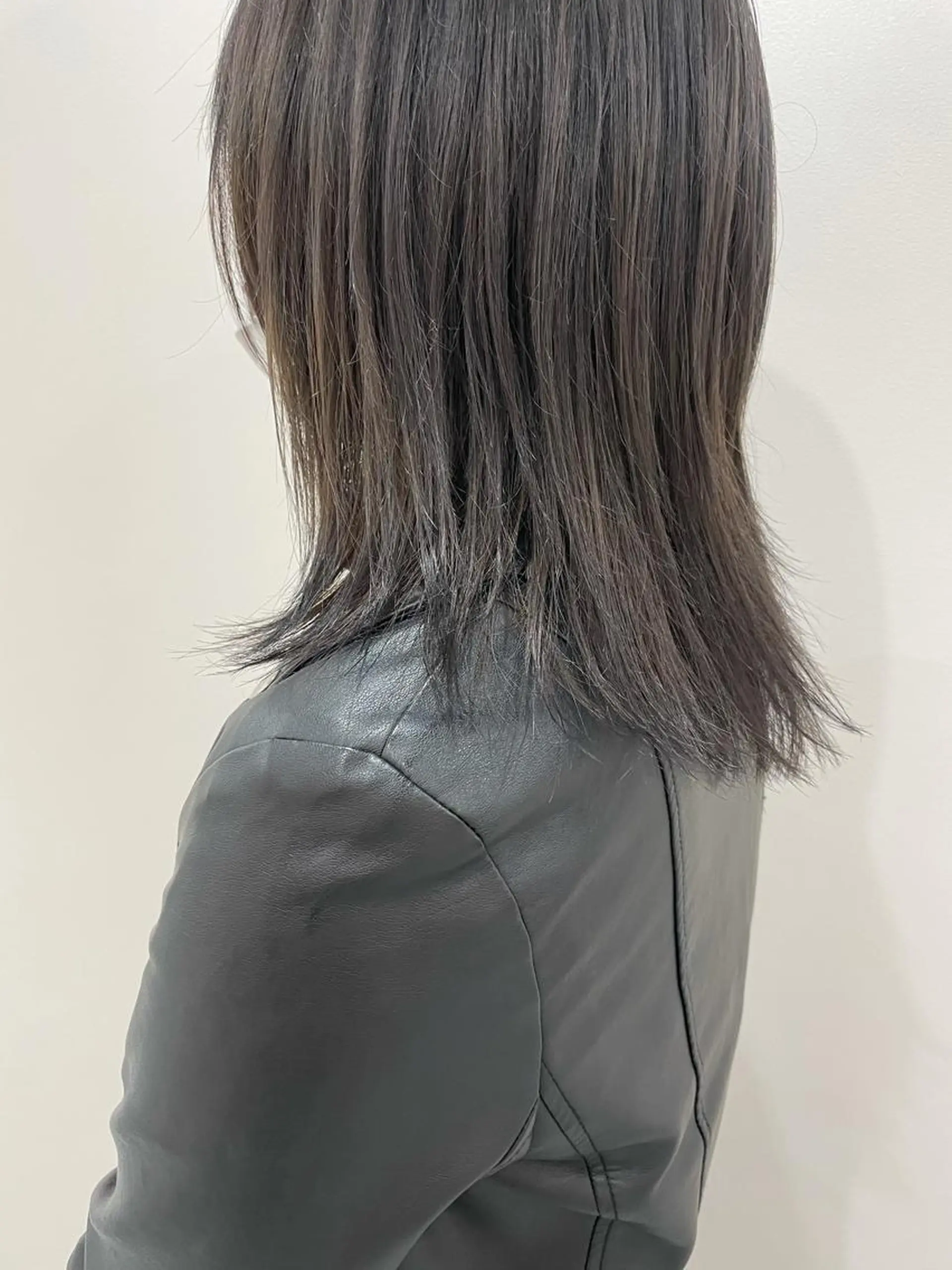 ミディアム カラー akane .のヘアスタイル