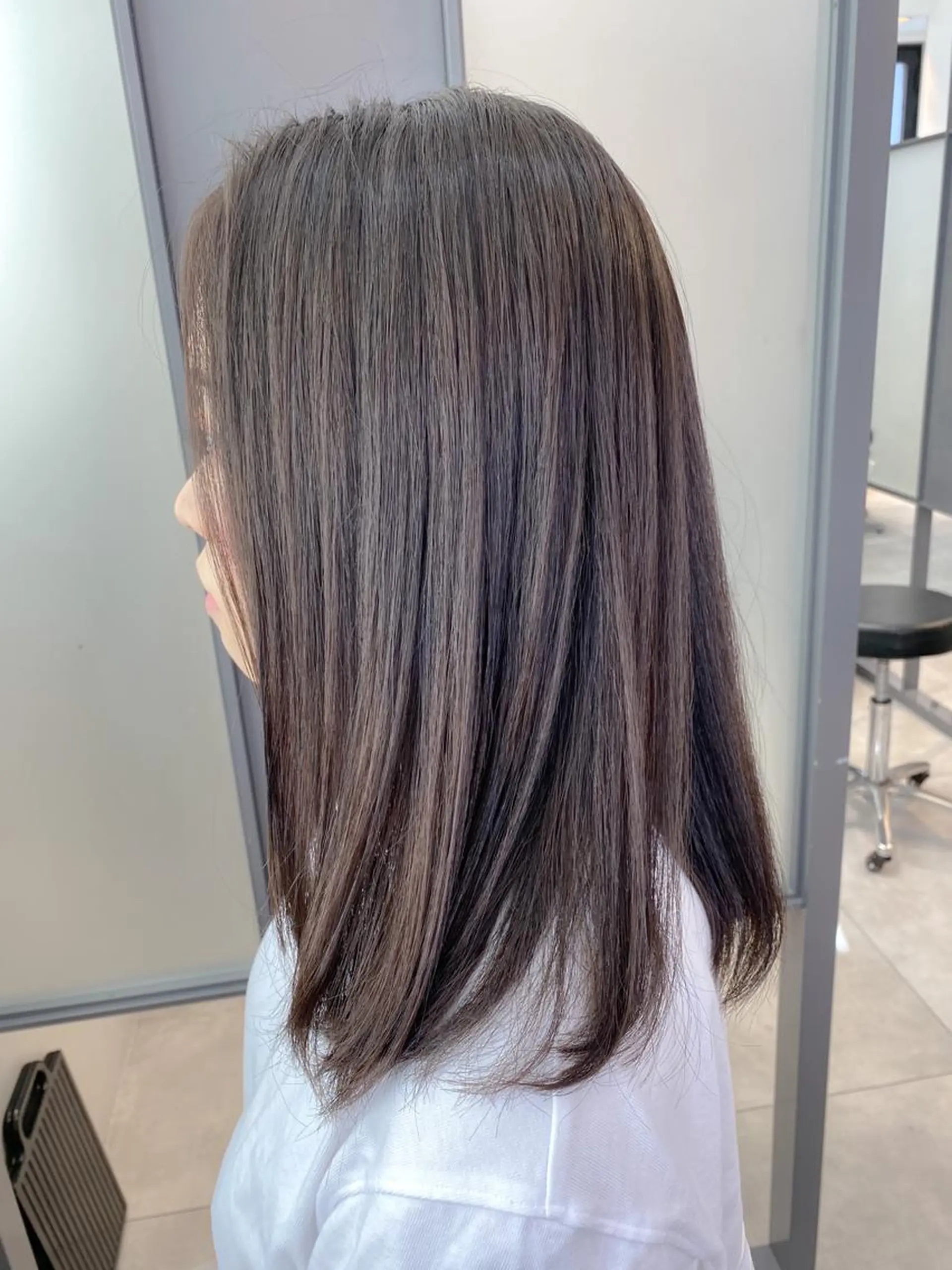 セミロング カラー グレージュ SALOWIN神戸三宮East店所属・【透明感、艶髪】西村 有司のヘアスタイル