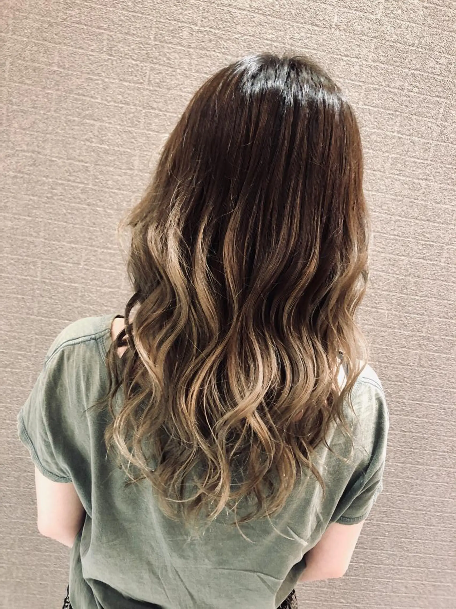 ロング カラー ヘアアレンジ バレイヤージュ レイヤーカット NEO Beauty Salon所属・𝐍𝐄𝐎 𝐉𝐔𝐑𝐈のネイルデザイン