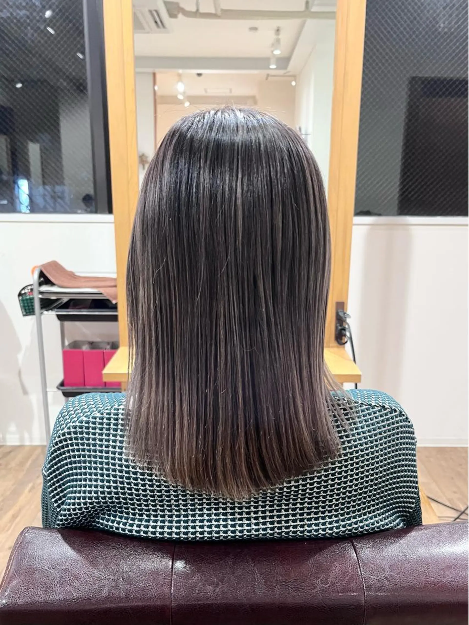 ミディアム カラー バレイヤージュ ブリーチ グレージュ レイヤーカット 縮毛矯正 KIZU 髪質改善 オカルト怪談のヘアスタイル