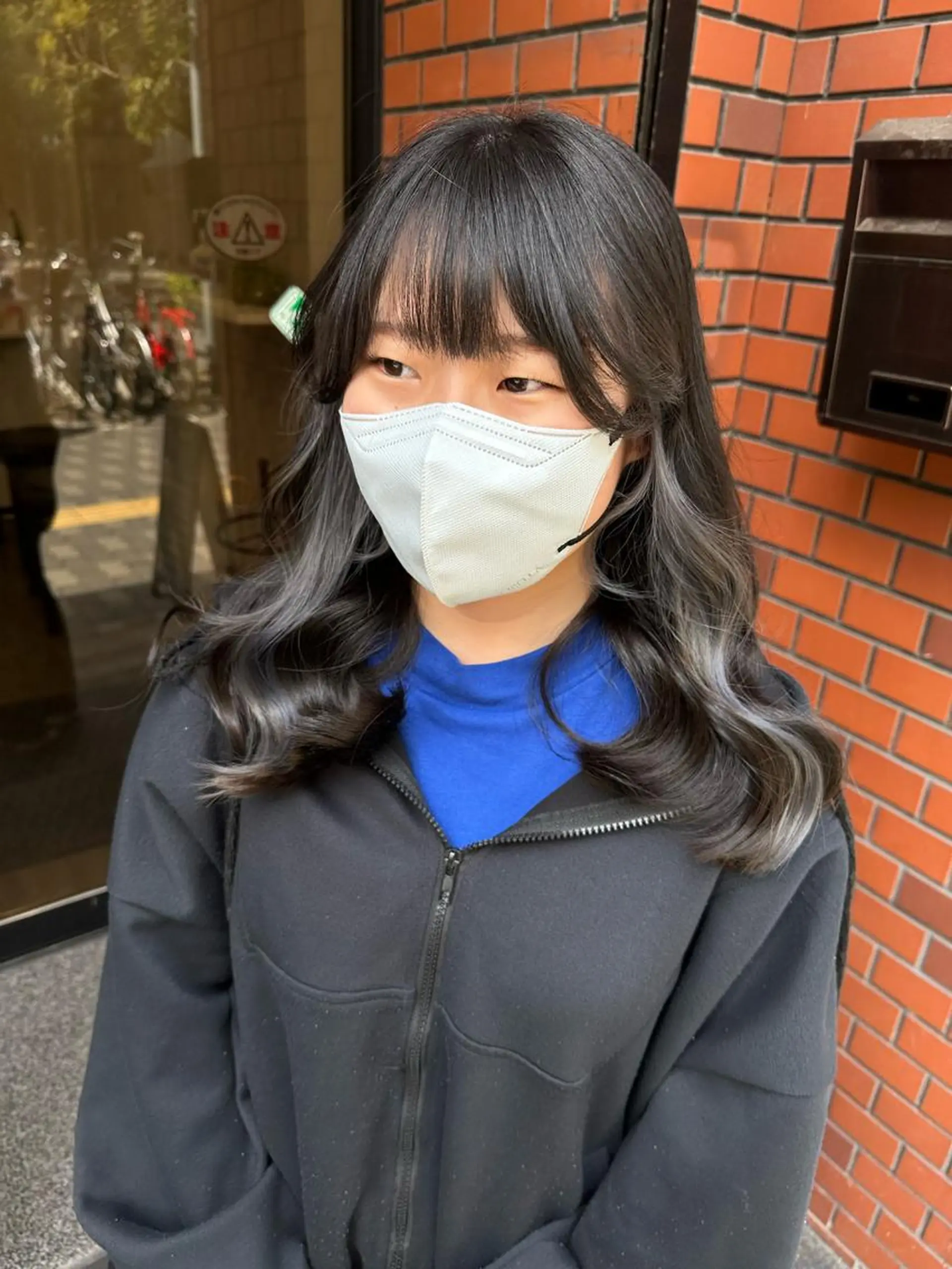 セミロング カラー ブリーチ イヤリングカラー シルバー 艶髪レイヤー上田 紗也🇰🇷💗のヘアスタイル