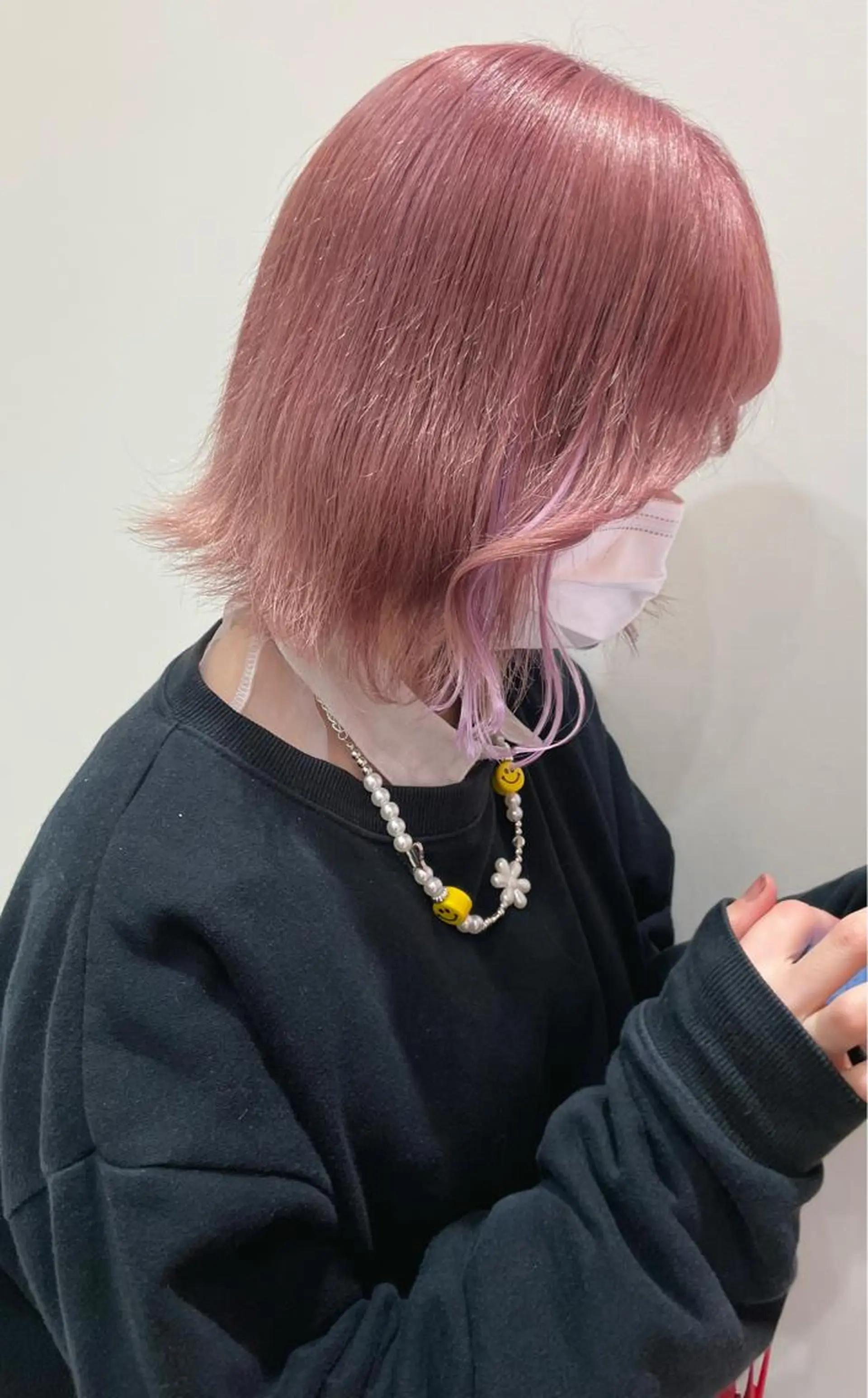 ミディアム カラー ネイル マツエク・マツパ アイブロウ ブロンド ピンクカラー 眉カラー カラーマツエク ピンク ハッシュカット レイヤー池袋のヘアスタイル