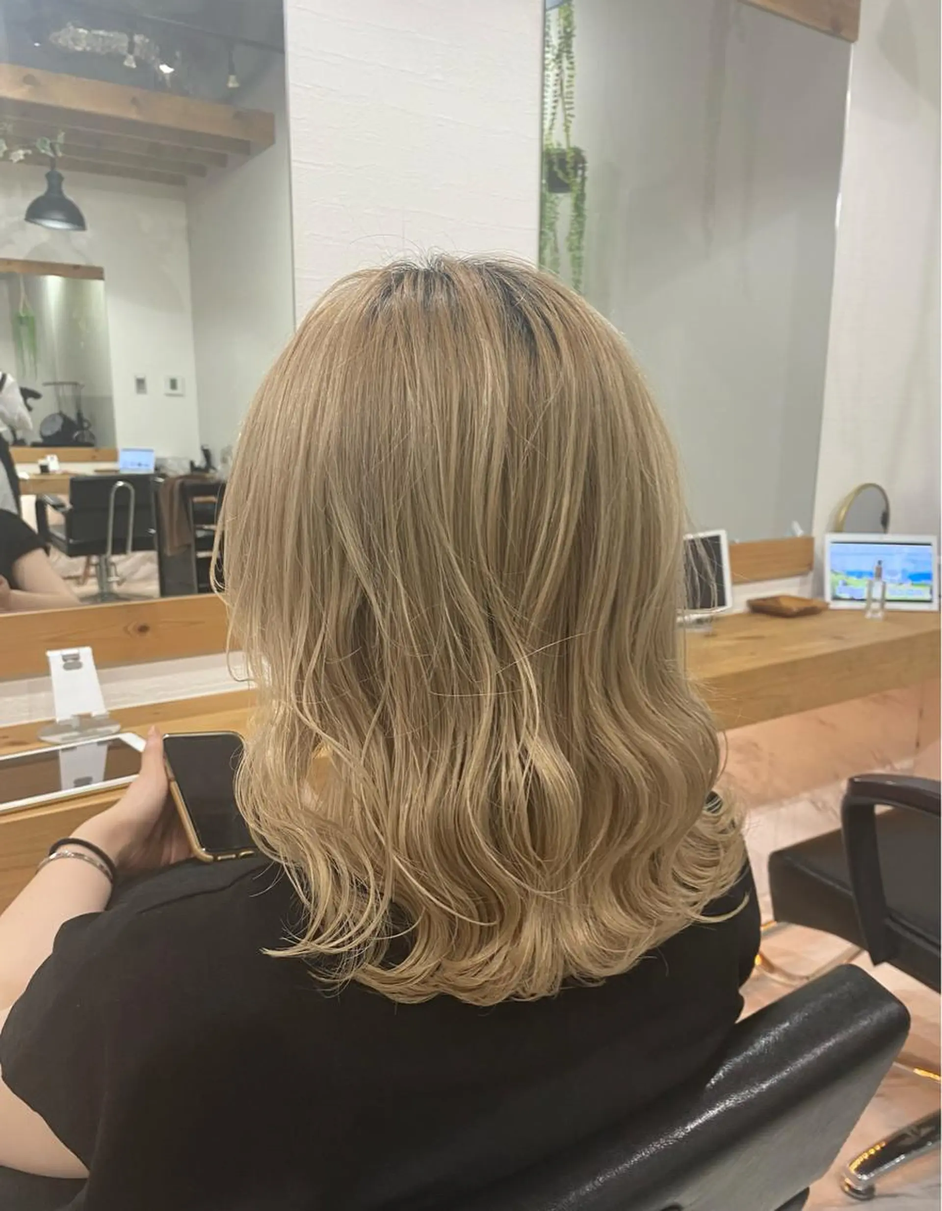 セミロング カラー パーマ ヘアアレンジ 厚地 伽寧のヘアスタイル