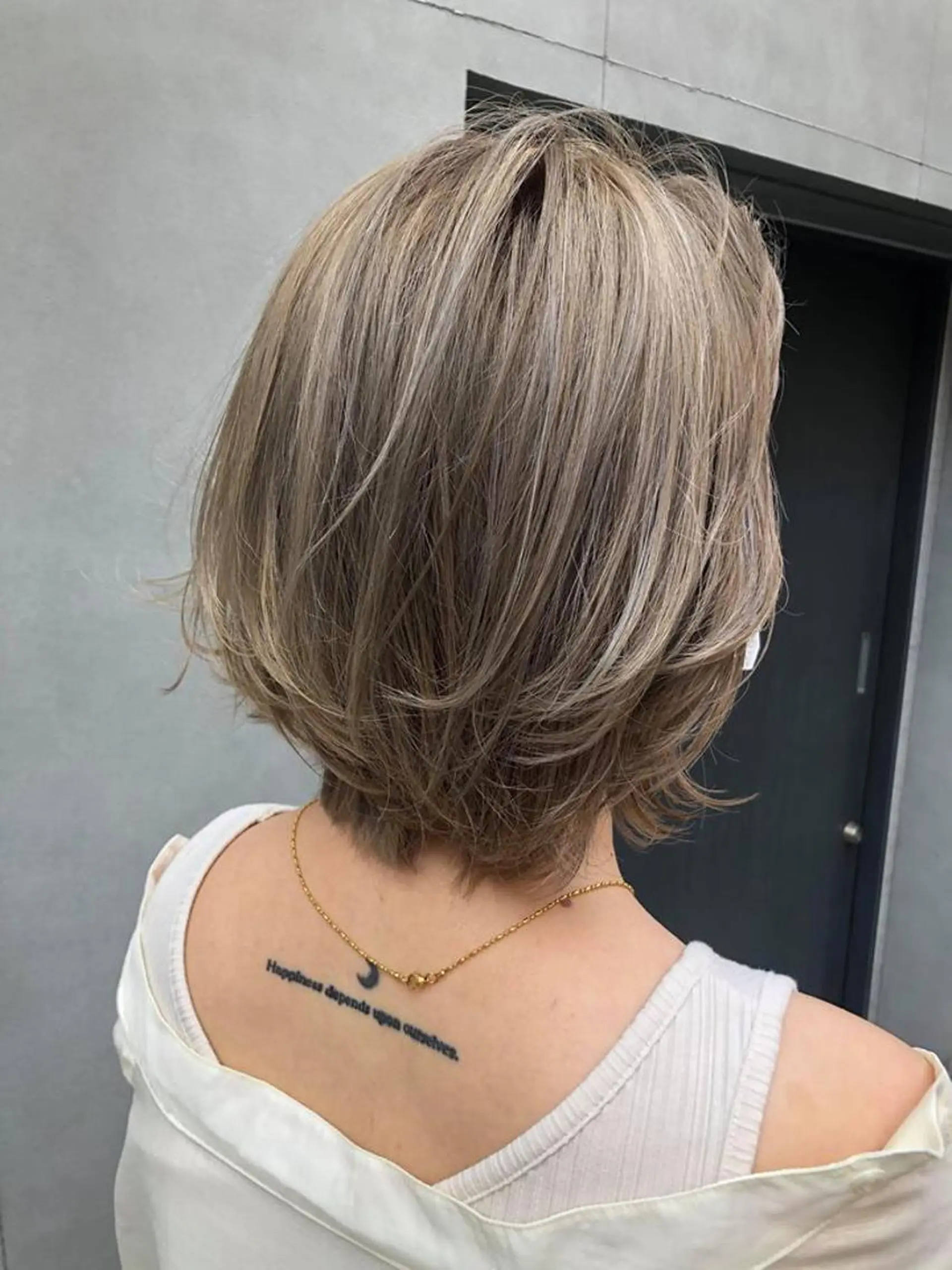 ショート カラー ヘアアレンジ ベージュカラー ブリーチ ホワイトベージュ 福壽 優奈のヘアスタイル