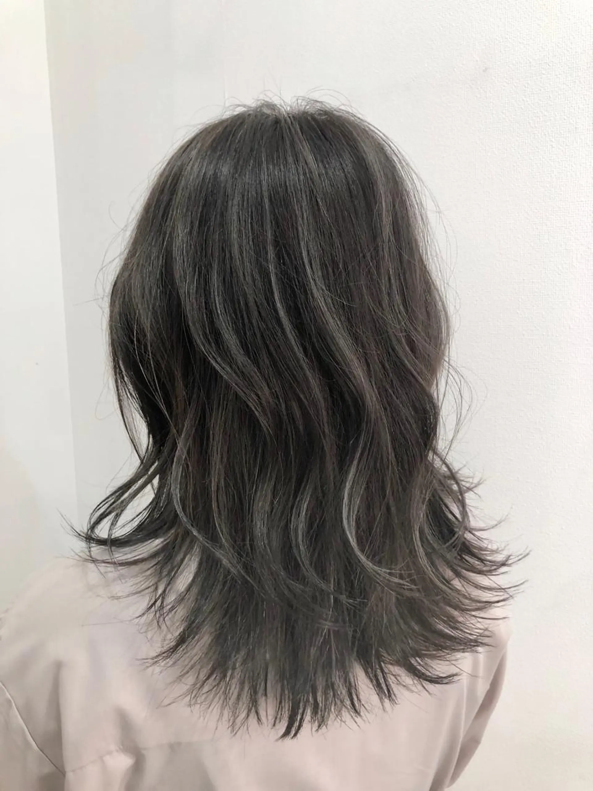 ミディアム 白いハイライト🤍 タナカリョウスケのヘアスタイル