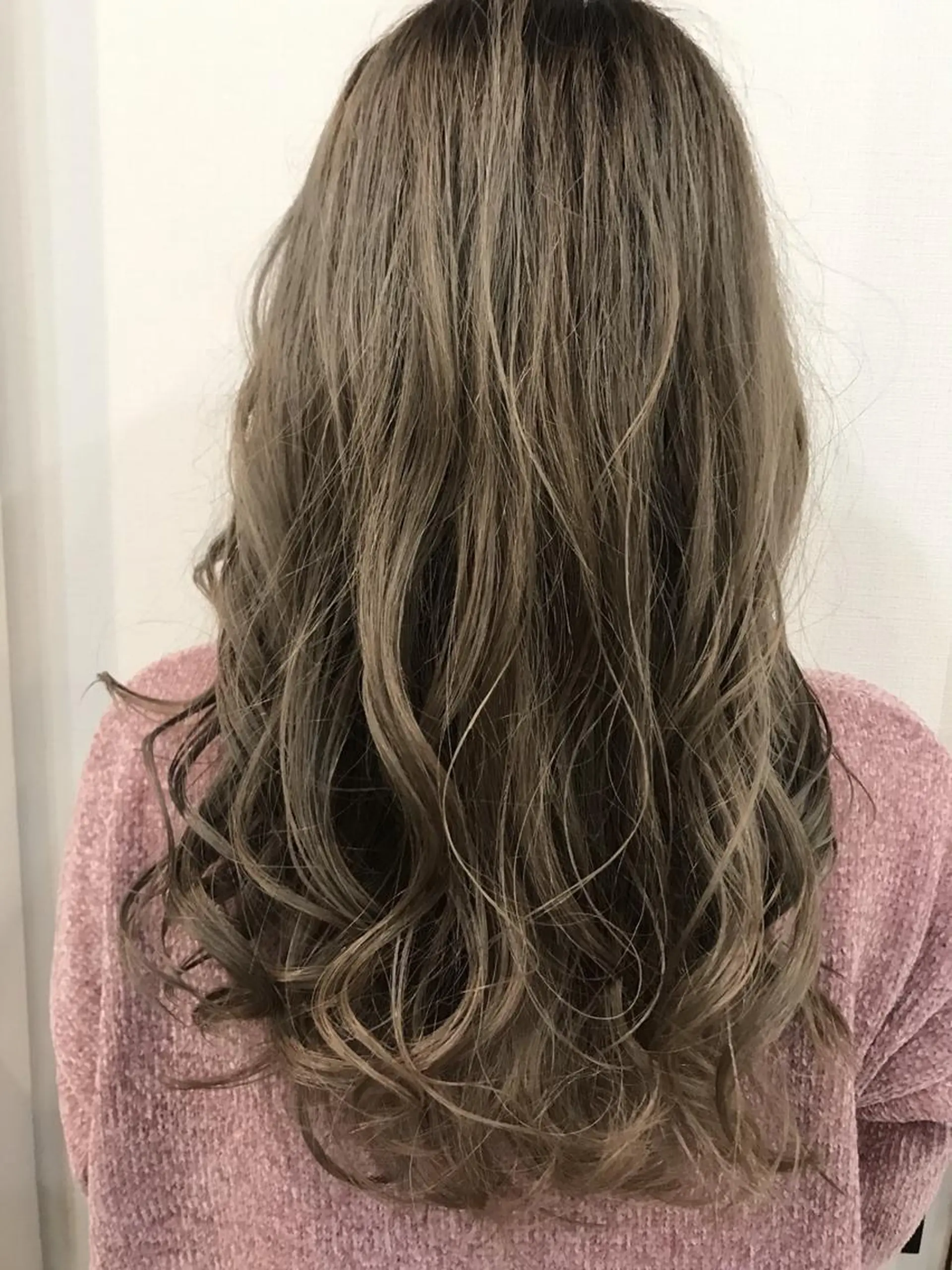 ロング カラー ベージュカラー ミルクティーベージュ ホワイトベージュ hair works raptureのヘアスタイル