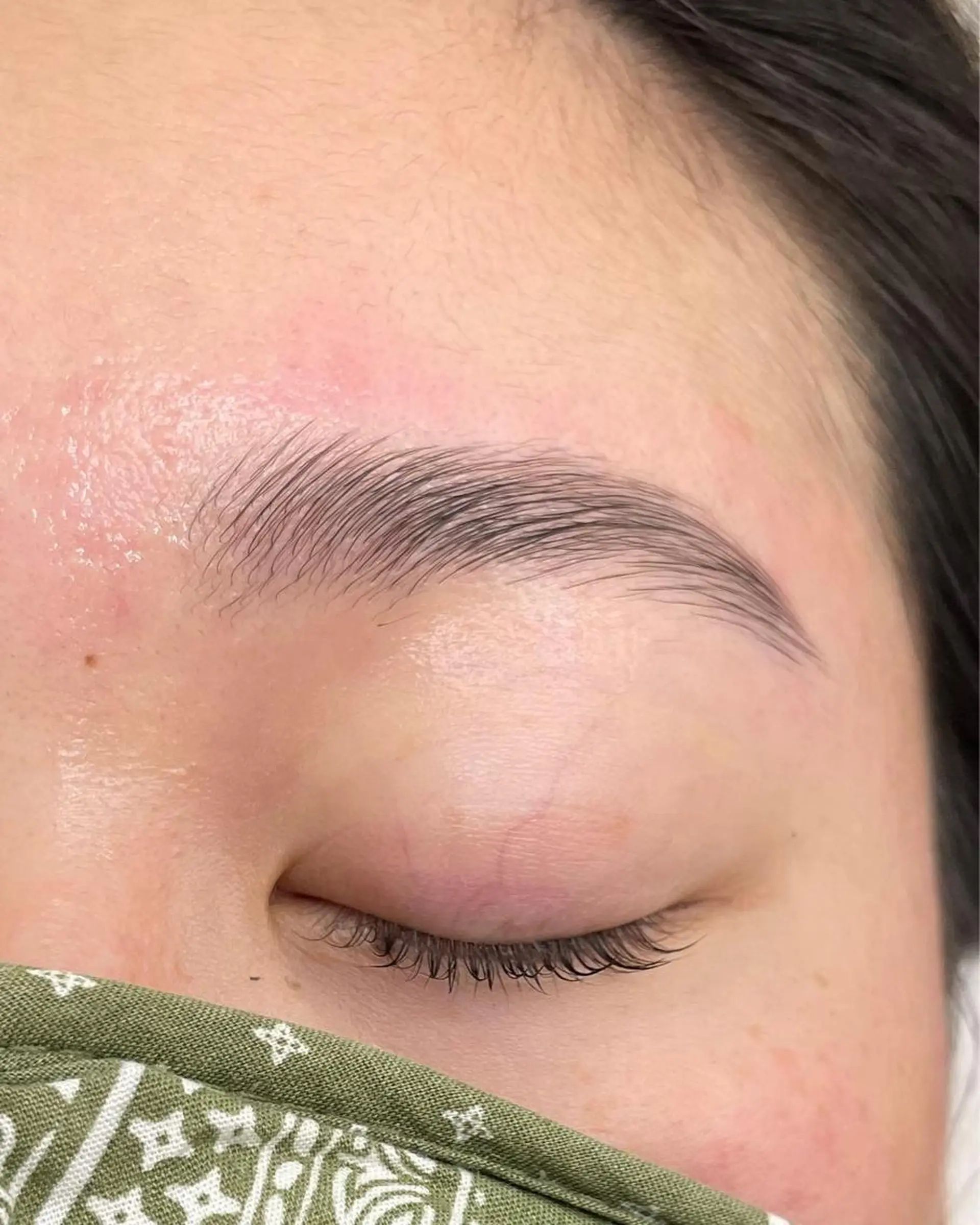 アイブロウ ハリウッドブロウリフト 鍵山 千秋のヘアスタイル