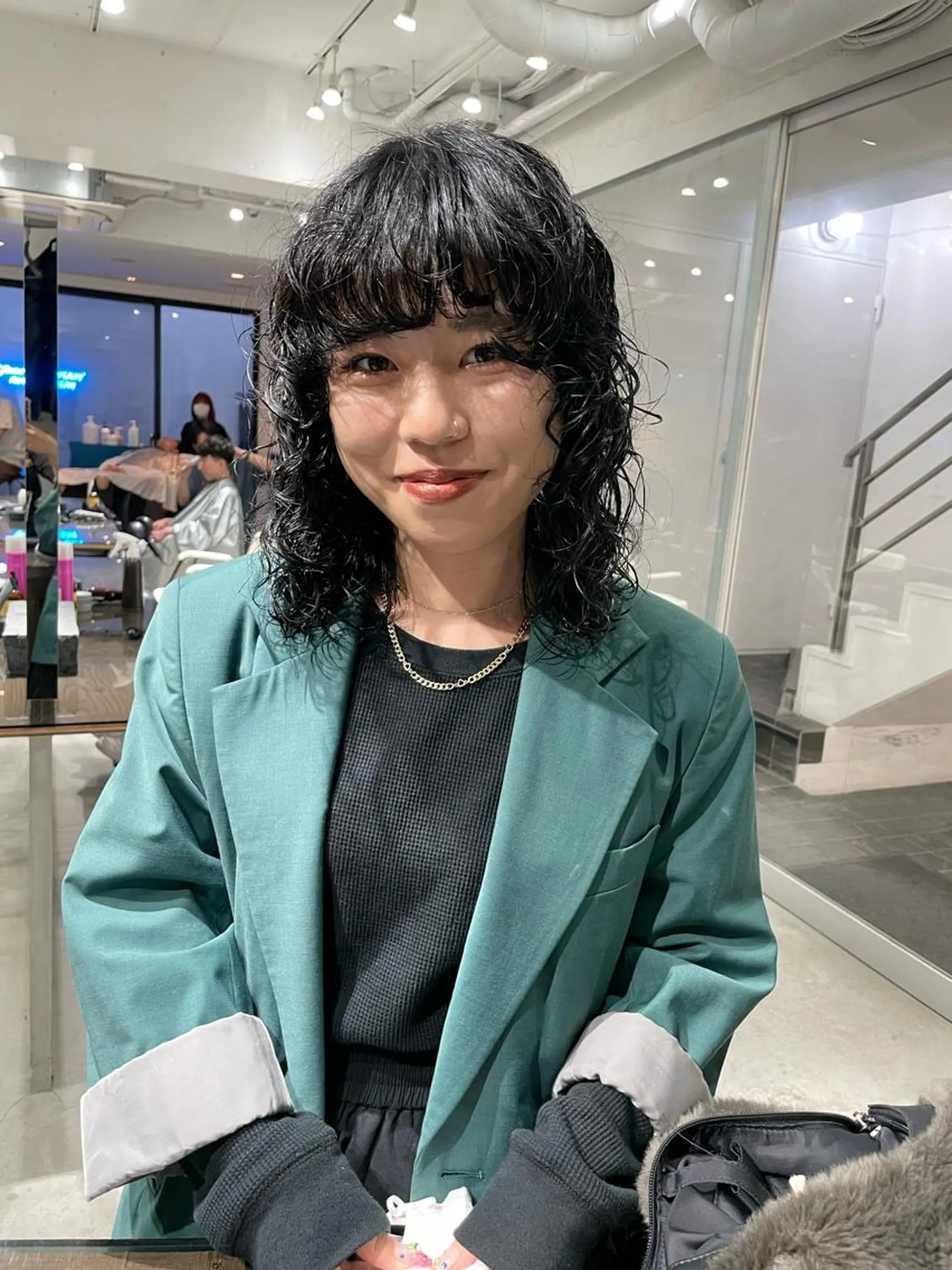 ミディアム パーマ ミディアムパーマ ツイストスパイラルパーマ ボブ ハイライト 髪質改善 カット パーマ トリートメント スパイラルパーマ 🌐hina⭐️のヘアスタイル