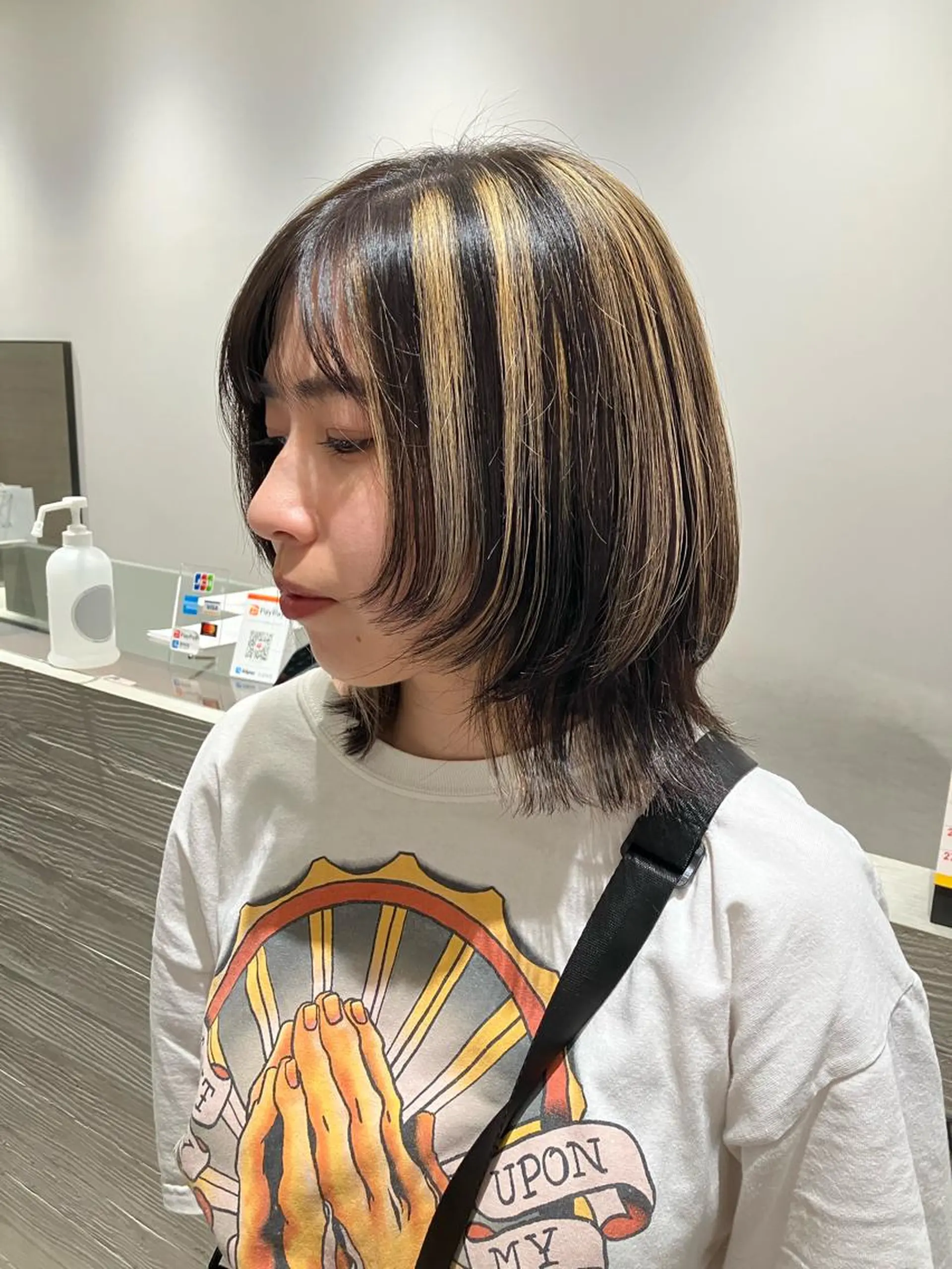 ミディアム レイヤーカット ウルフカット サキ🤍ハイトーン 🩰くびれ巻きヘアのヘアスタイル