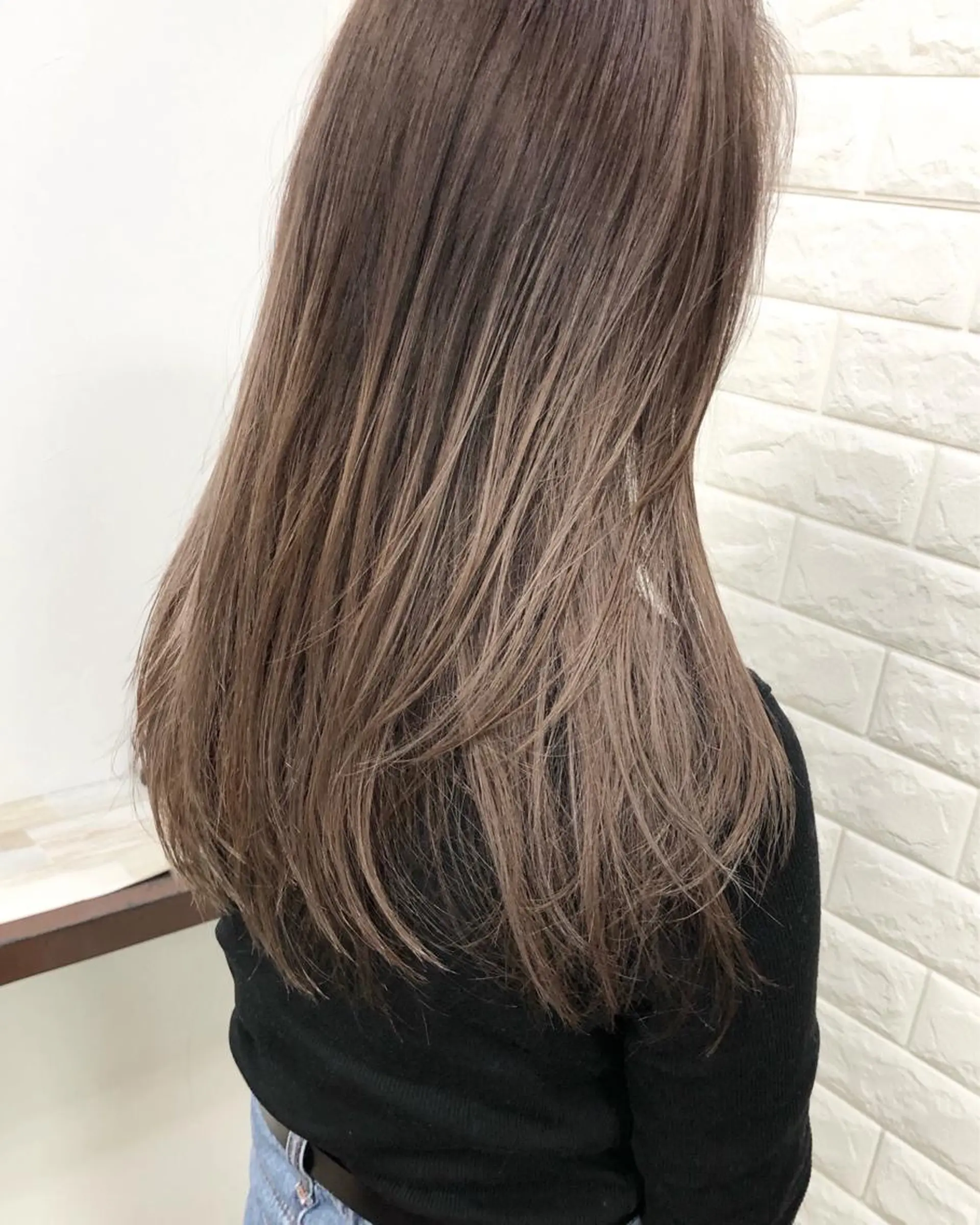 セミロング カラー バレイヤージュ ベージュカラー ブリーチ ケアブリーチ レイヤーカット ヘアカラー トリートメント famille所属・famille ファミーユのヘアスタイル