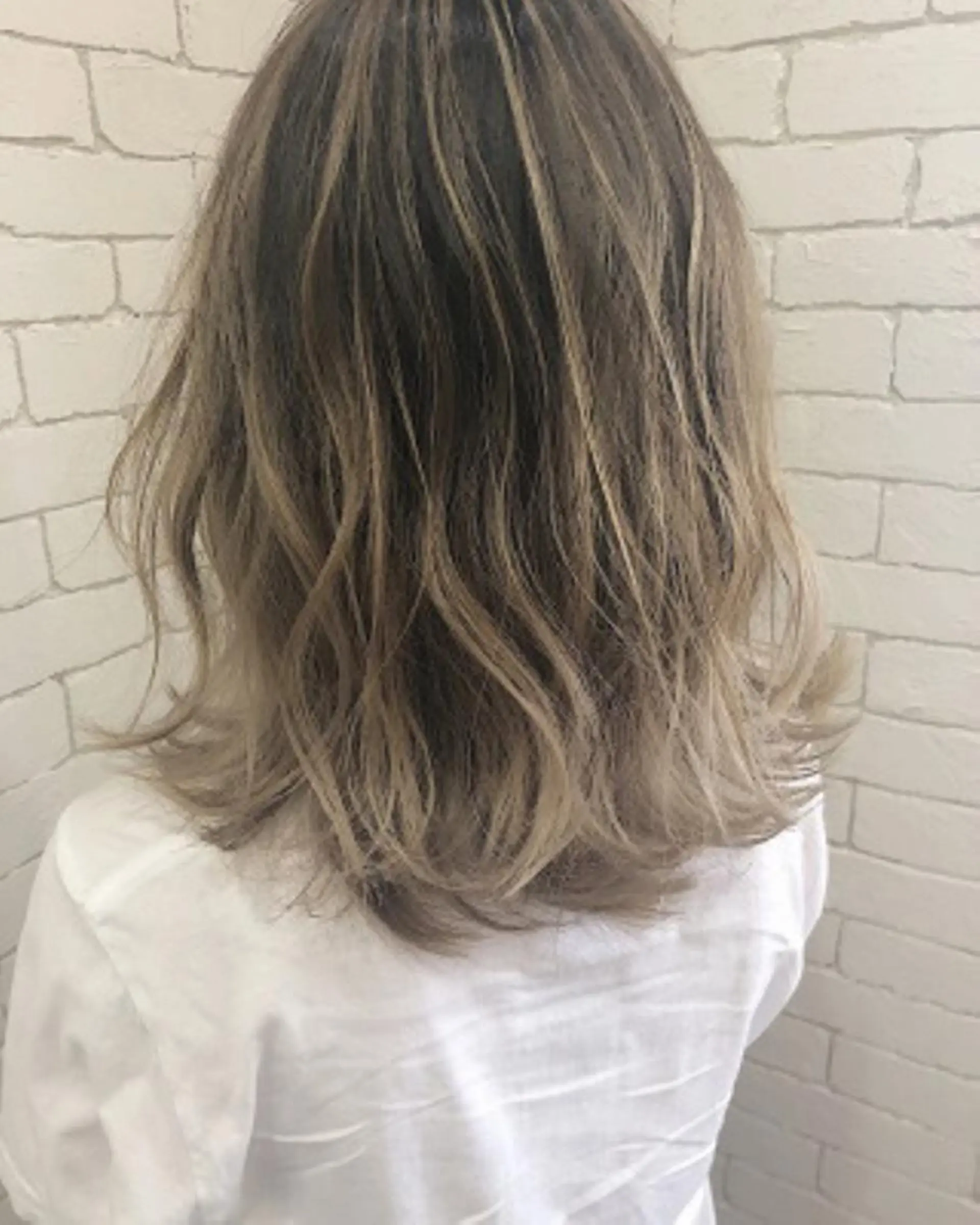 ミディアム カラー バレイヤージュ レイヤーカット 仲間 菜々世のヘアスタイル