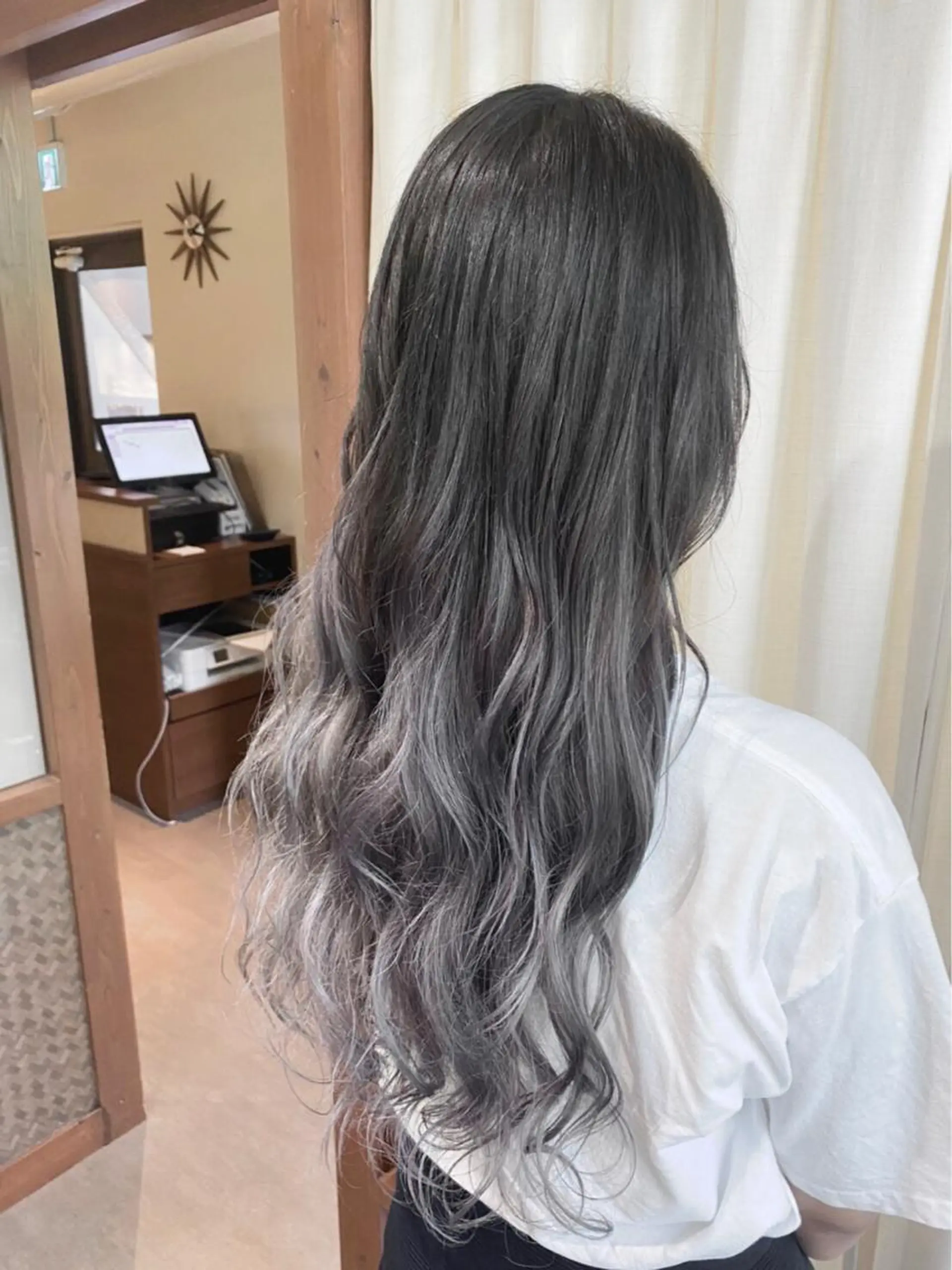 ロング カラー ブリーチ グラデーションカラー シルバー ホワイトシルバー ヘアカラー トリートメント 💓シールエクステ ルミエールのヘアスタイル