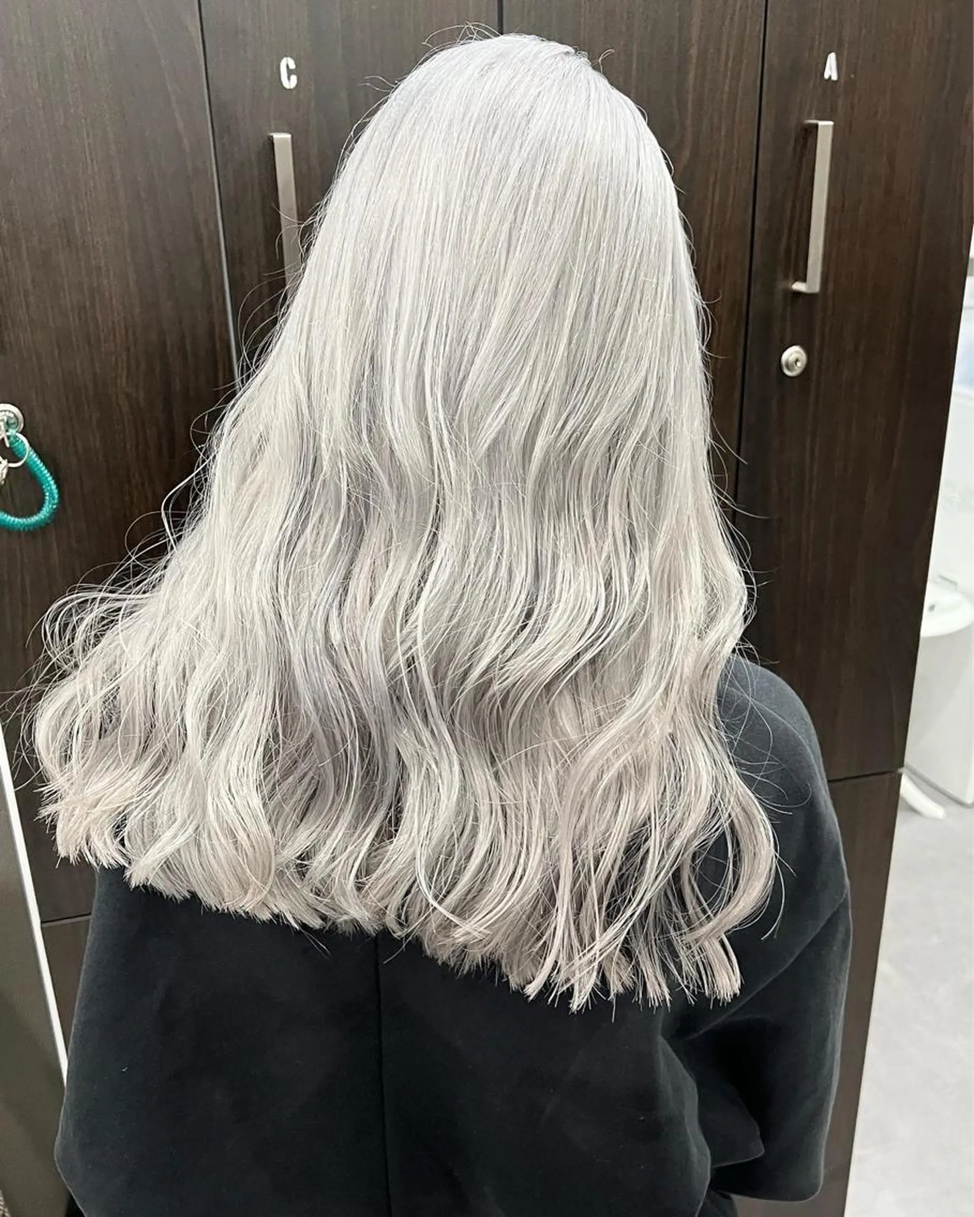 ロング カラー シルバー ホワイトシルバー Via officialのヘアスタイル