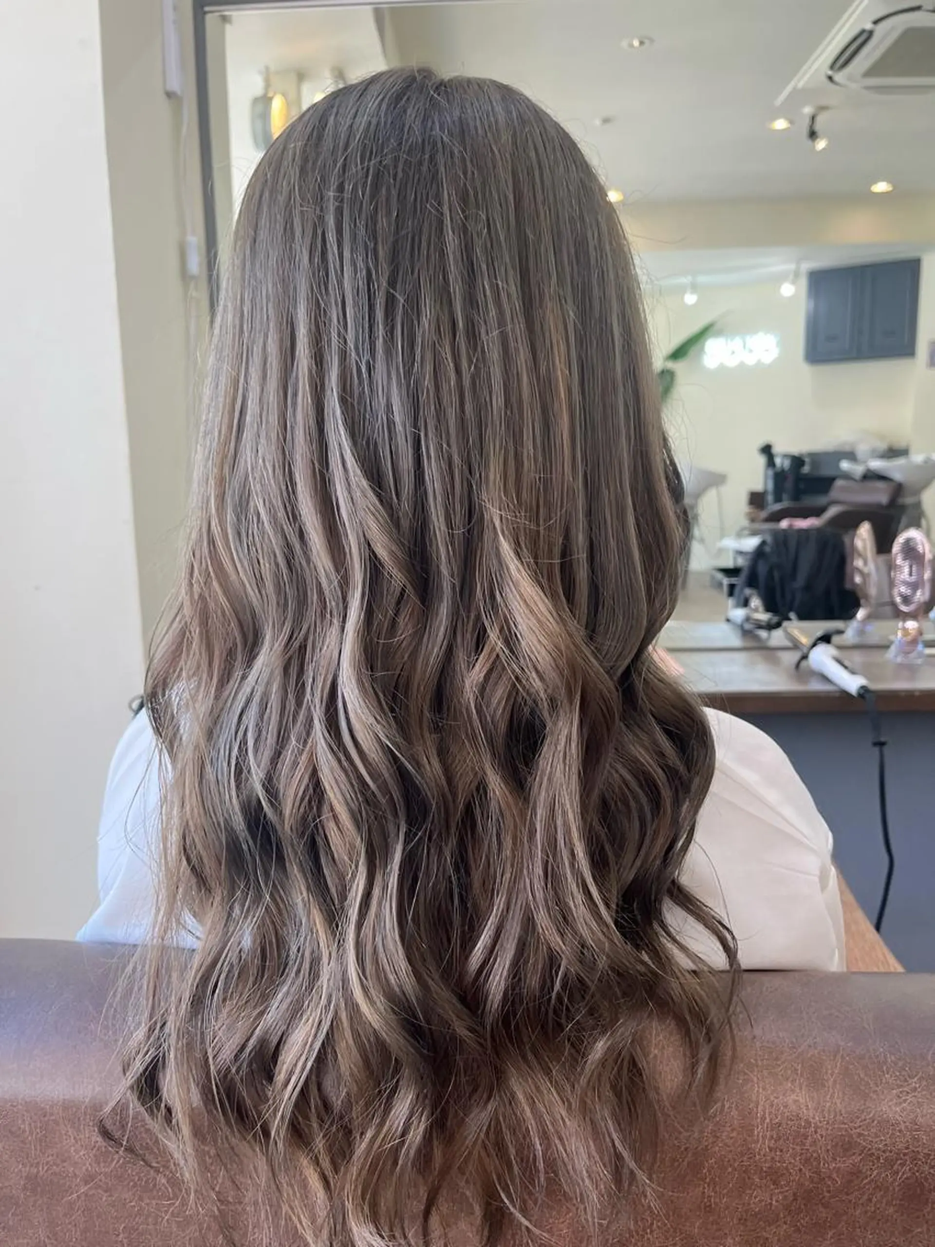 カラー バレイヤージュ ブリーチ ケアブリーチ ダブルカラー イヤリングカラー 戸川 紗良のヘアスタイル