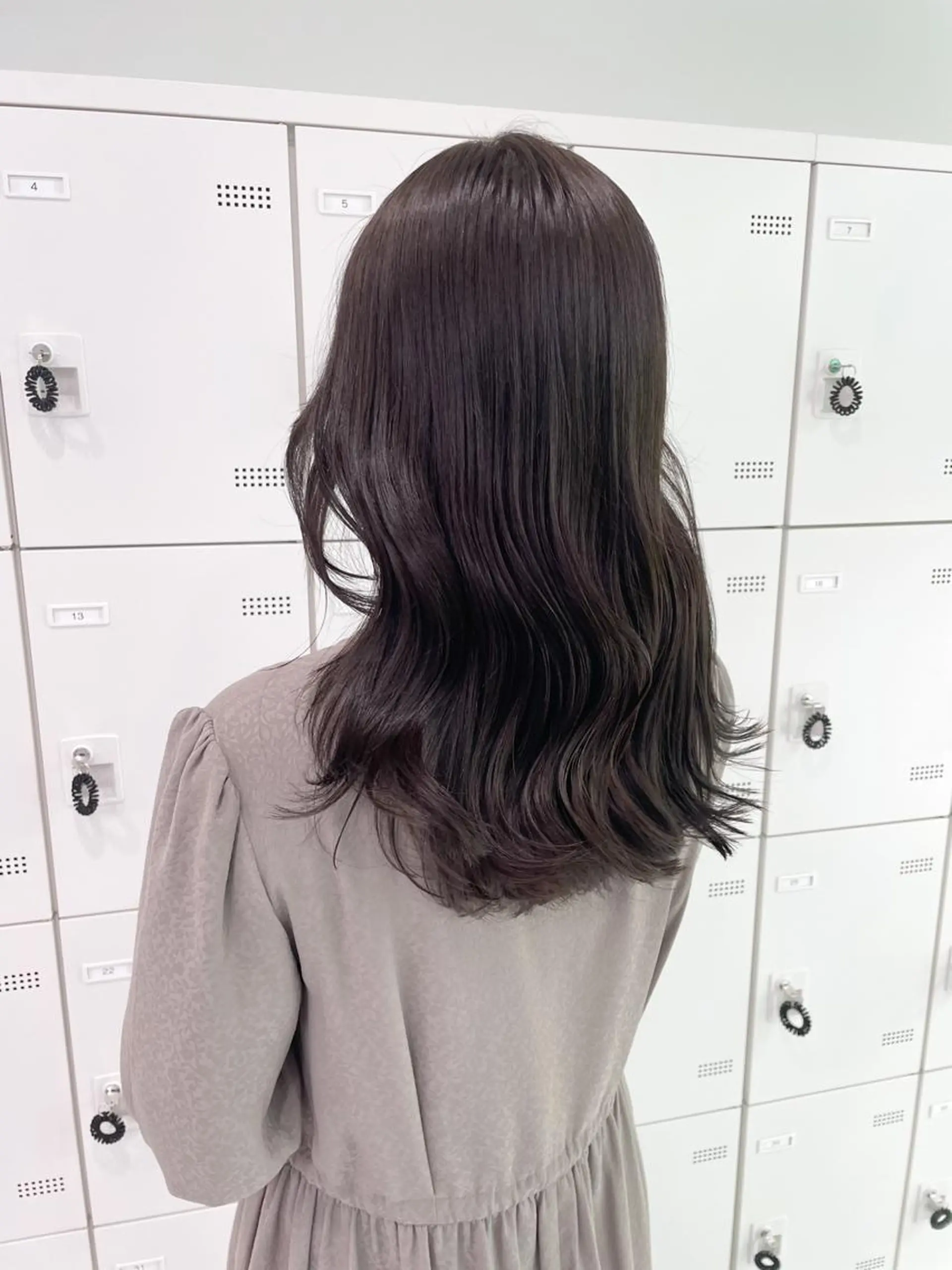 セミロング カラー ヘアアレンジ グレージュ オリーブグレージュ オリーブグレー Ella所属・nana【艶髪】/ レイヤー/縮毛矯正のヘアスタイル
