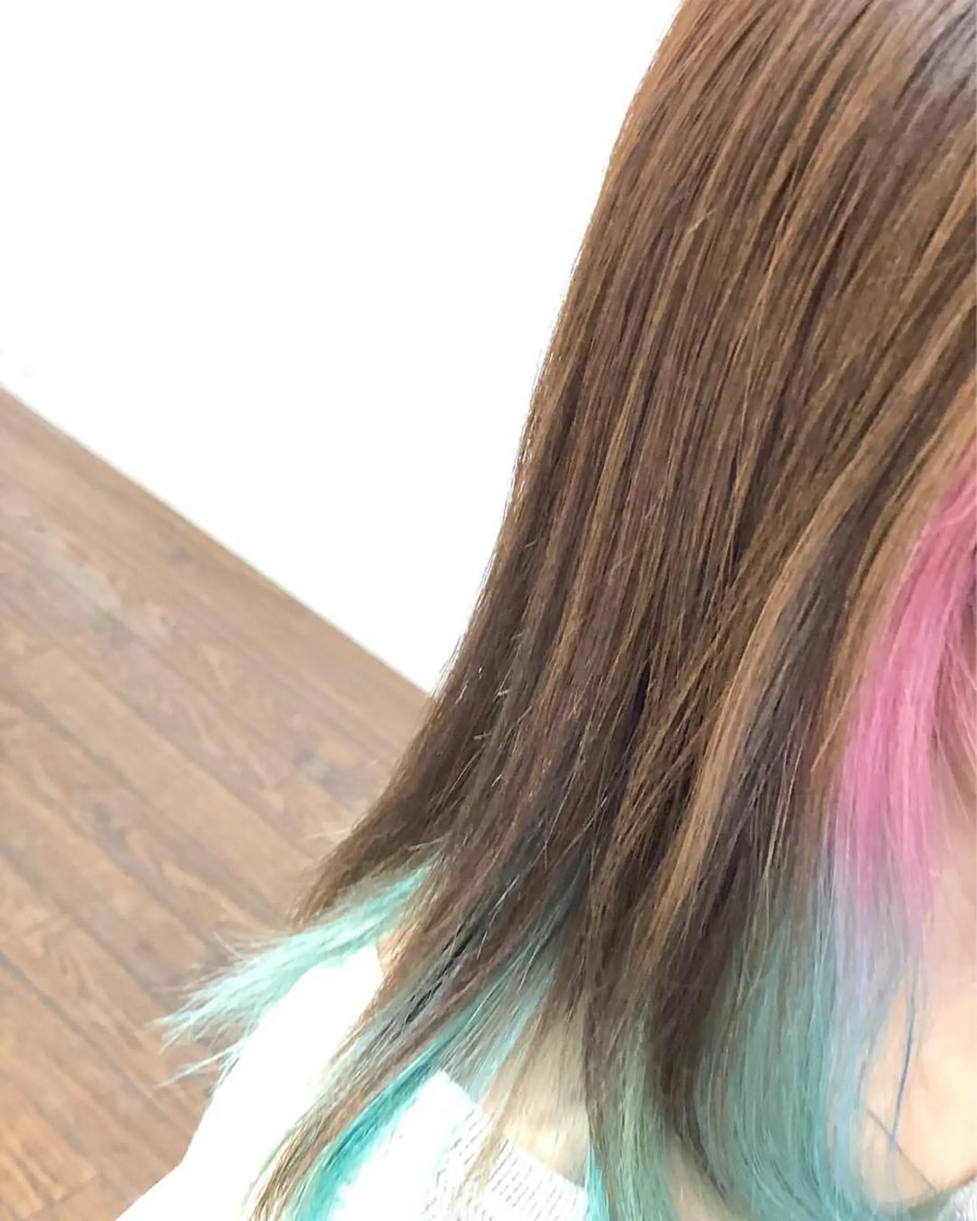 ミディアム カラー ブルーカラー インナーカラー ピンクカラー GLAD 萩原のヘアスタイル