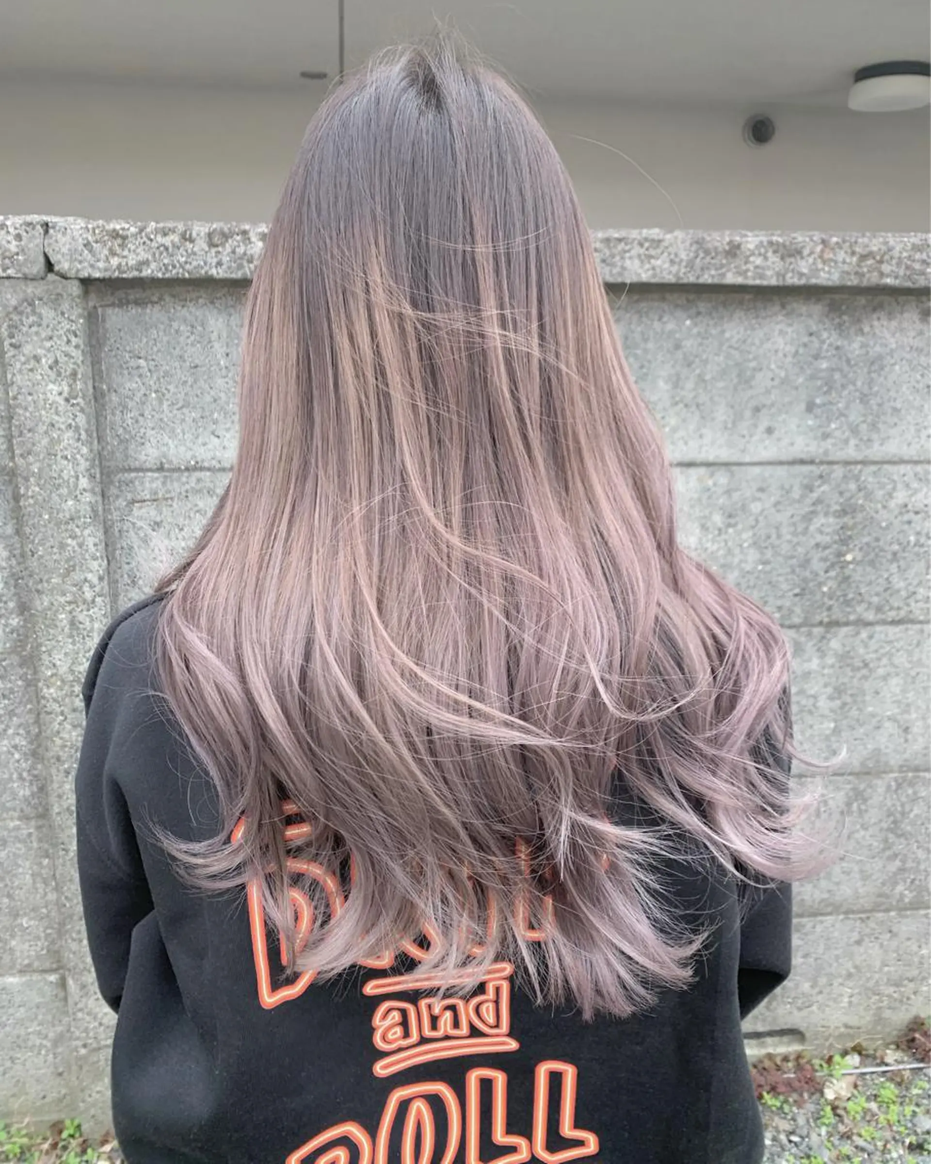 ロング ラベンダーベージュ 菅原リキヤ くびれレイヤーヘアのヘアスタイル