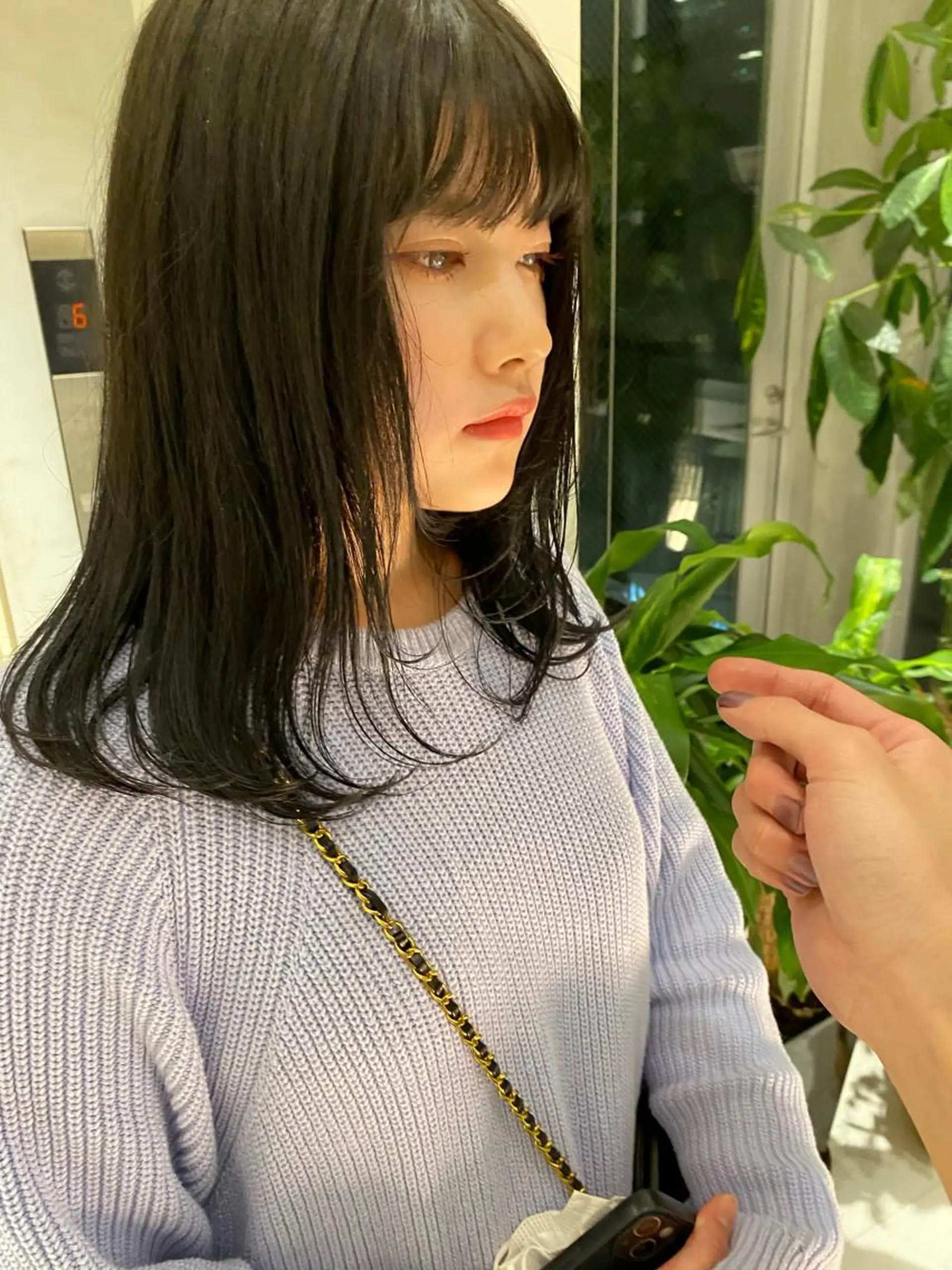 セミロング 顔周りカット ブリーチなし 寒色カラーのヘアスタイル