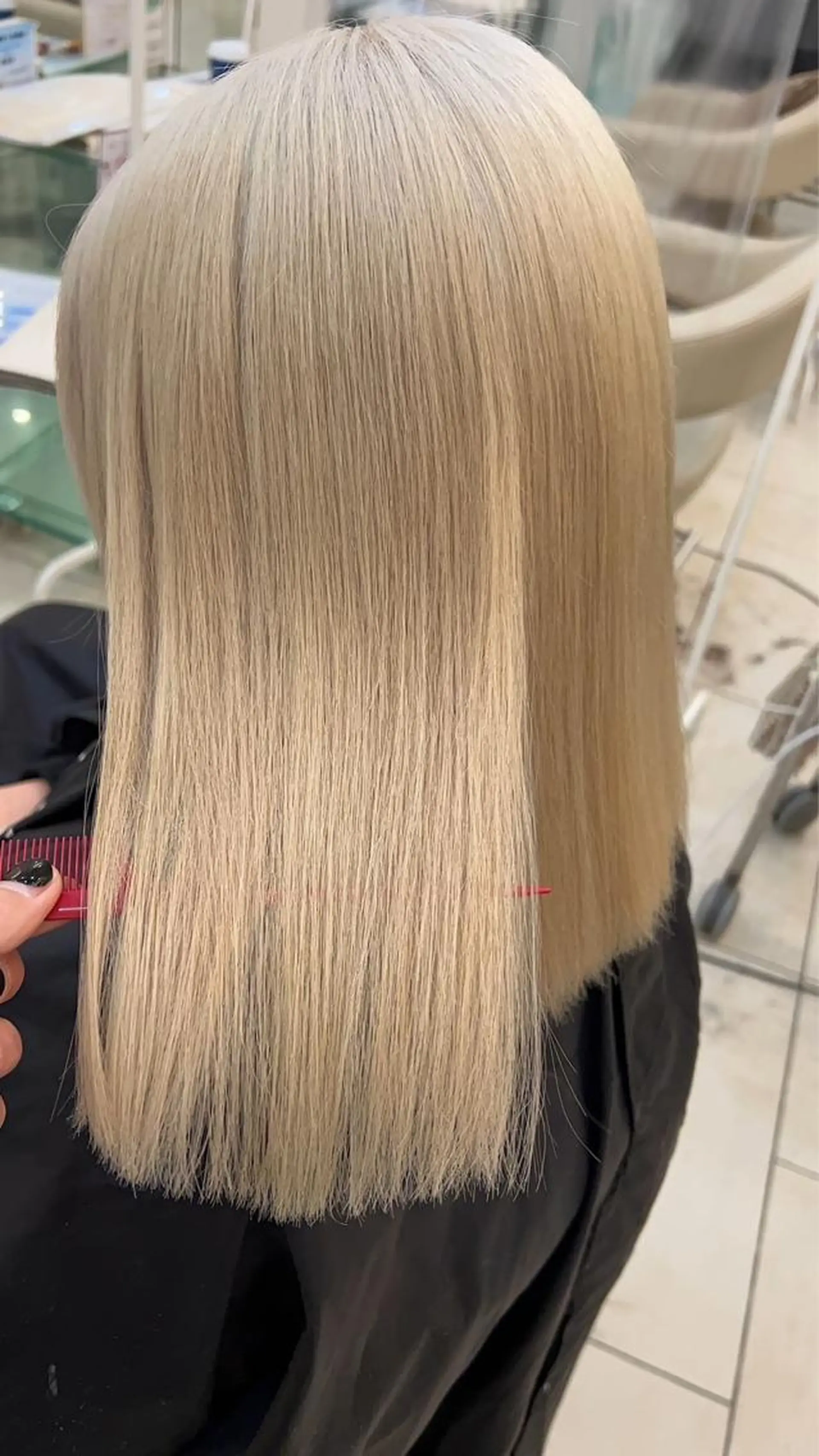 セミロング カラー ベージュカラー ブリーチ ダブルカラー ミルクティーベージュ ヘアカラー 岡田 祐果のマツエク・マツパデザイン