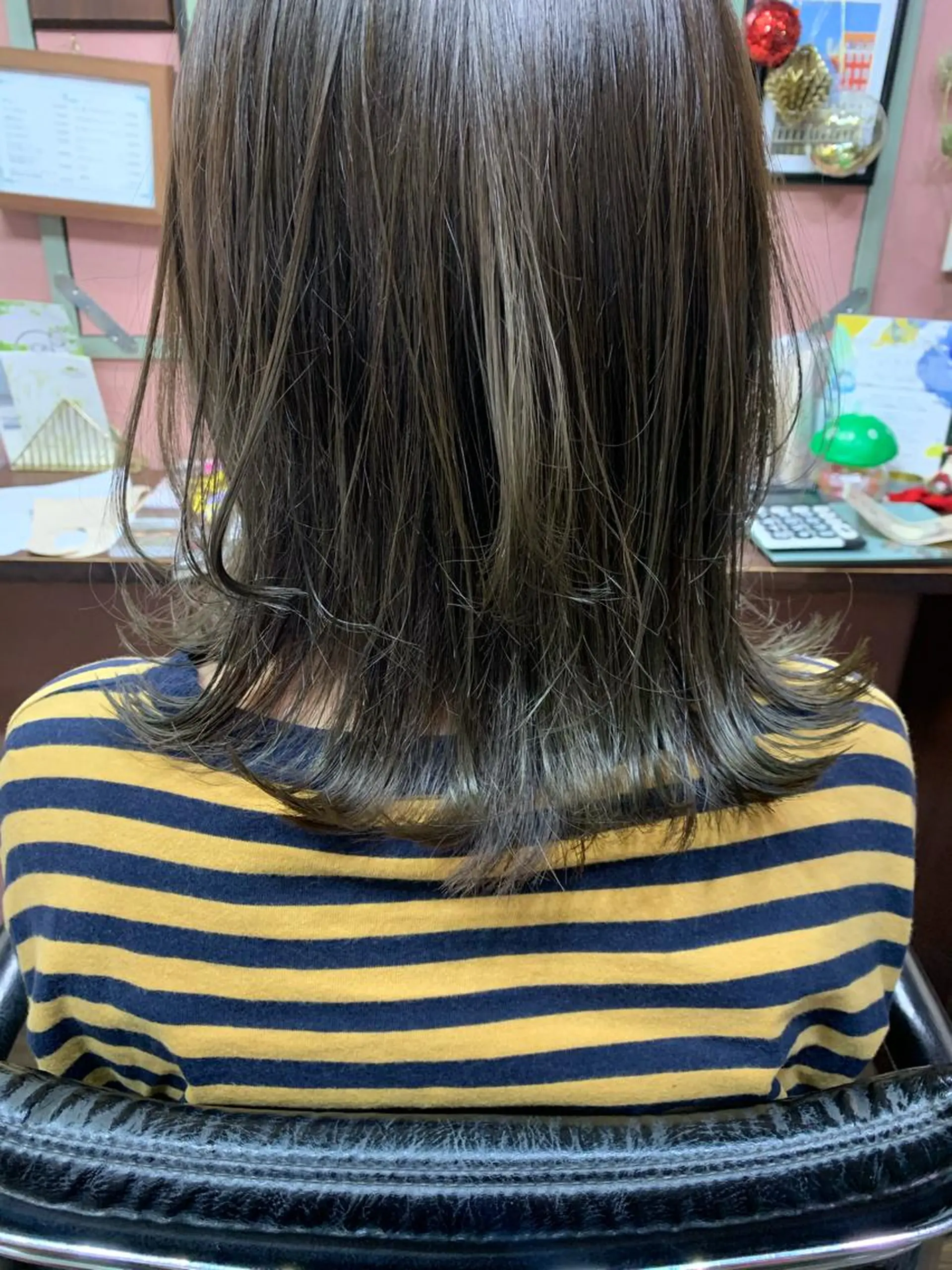 ミディアム カラー オリーブカラー オリーブグレー オレンジ レイヤーカット chouette/ 根本優希のヘアスタイル