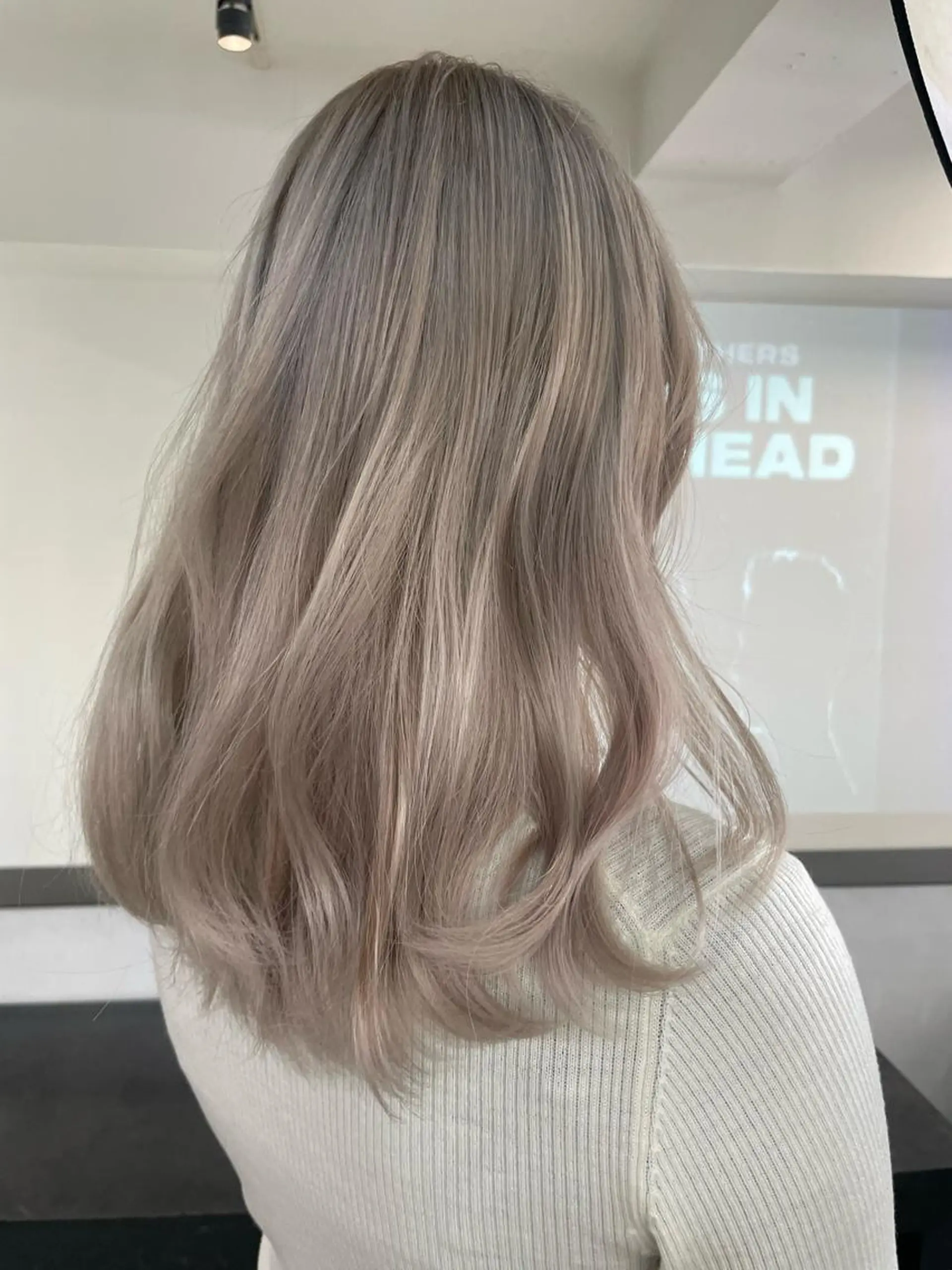 ミディアム カラー ベージュカラー ブリーチ ケアブリーチ ホワイトベージュ トリートメント レイヤーカット💖 Kaedeのヘアスタイル