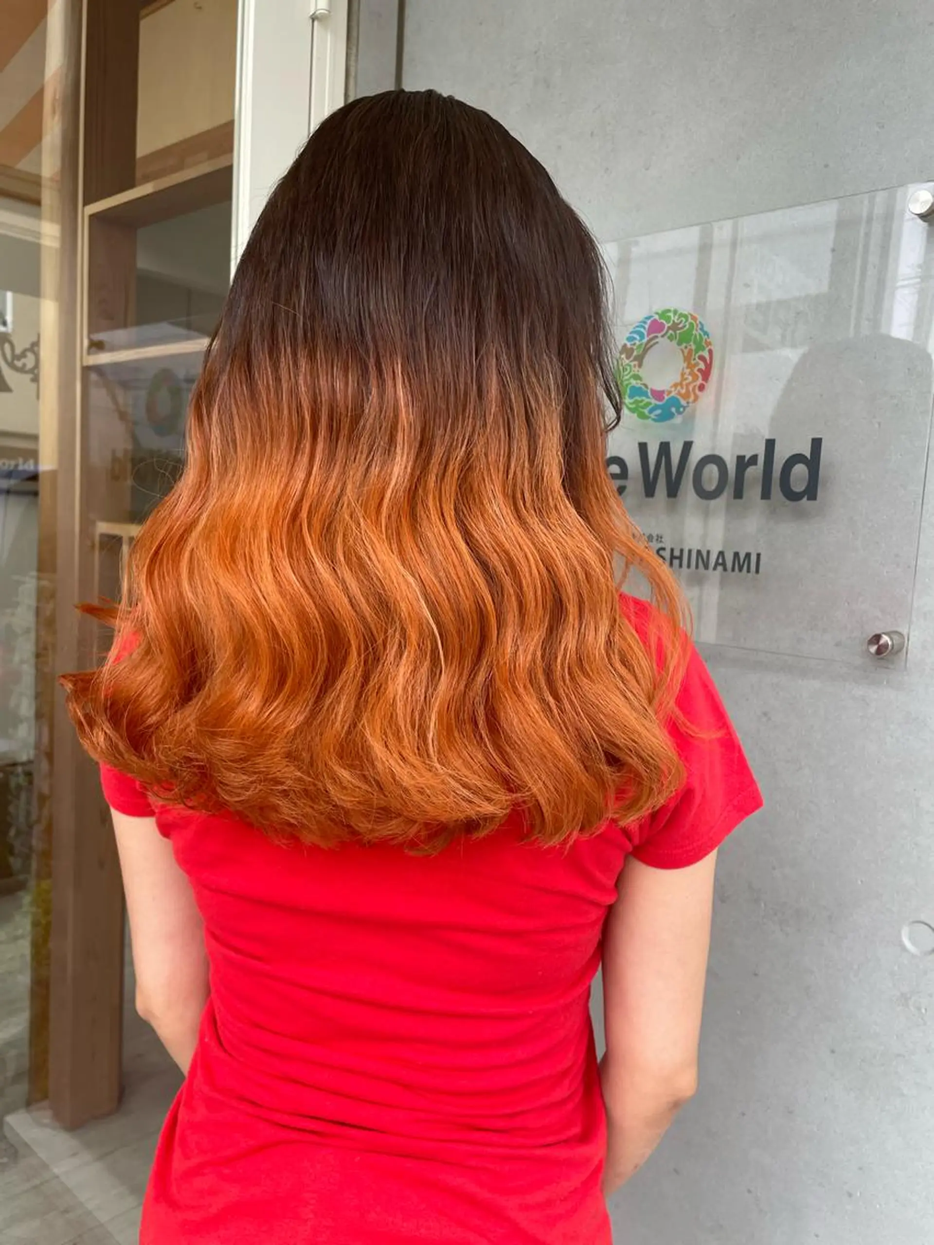 ロング カラー グラデーションカラー ハイトーンカラー Hair salon One World Parc所属・五日市 愛衣のヘアスタイル