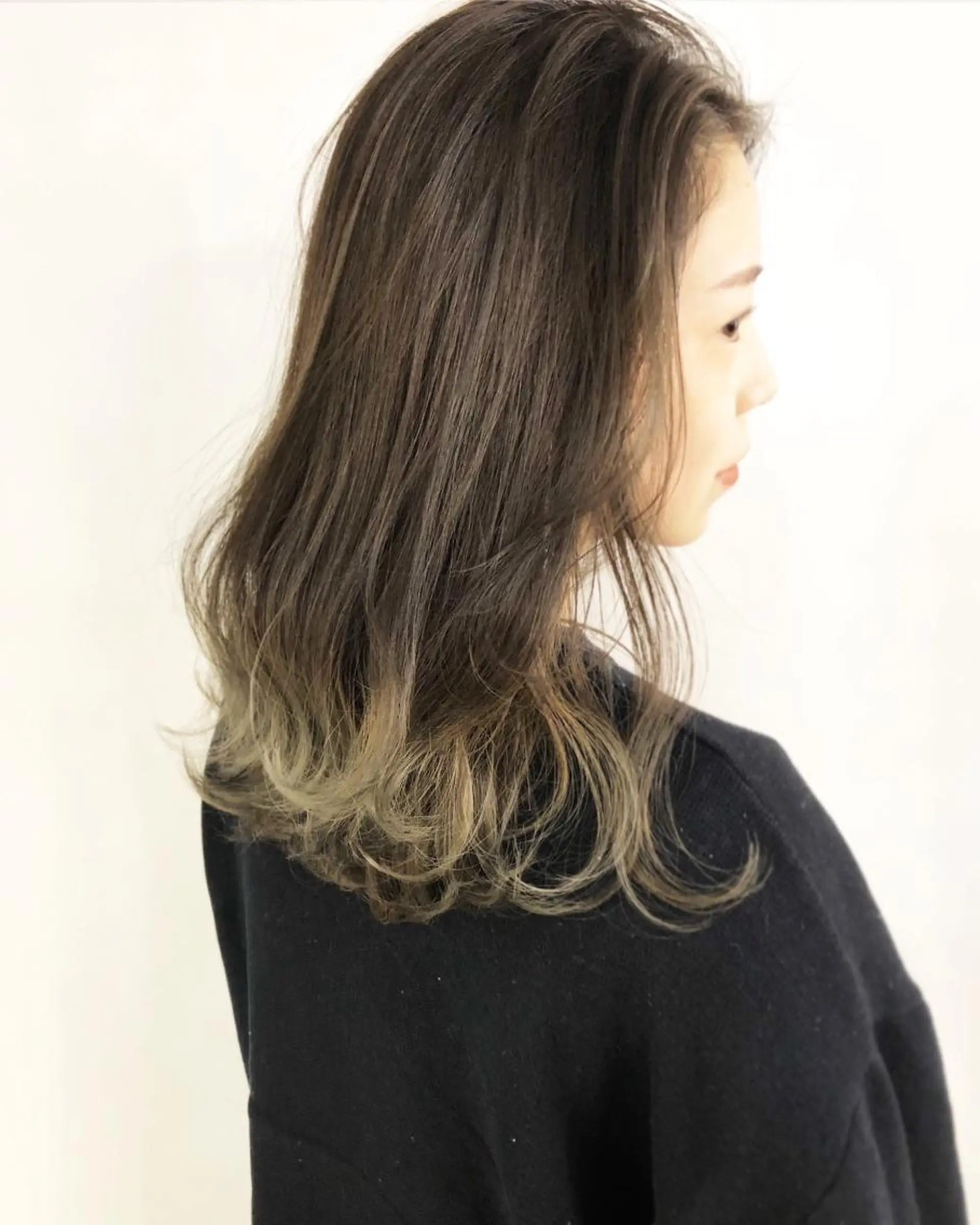 セミロング カラー パーマ ヘアアレンジ メンズ キッズ ネイル メンズバレイヤージュ バレイヤージュ レイヤーカット ヘアカラー トリートメント ヘッドスパ 韓国風×透明感カラー 髪質改善オタベシンヤのヘアスタイル
