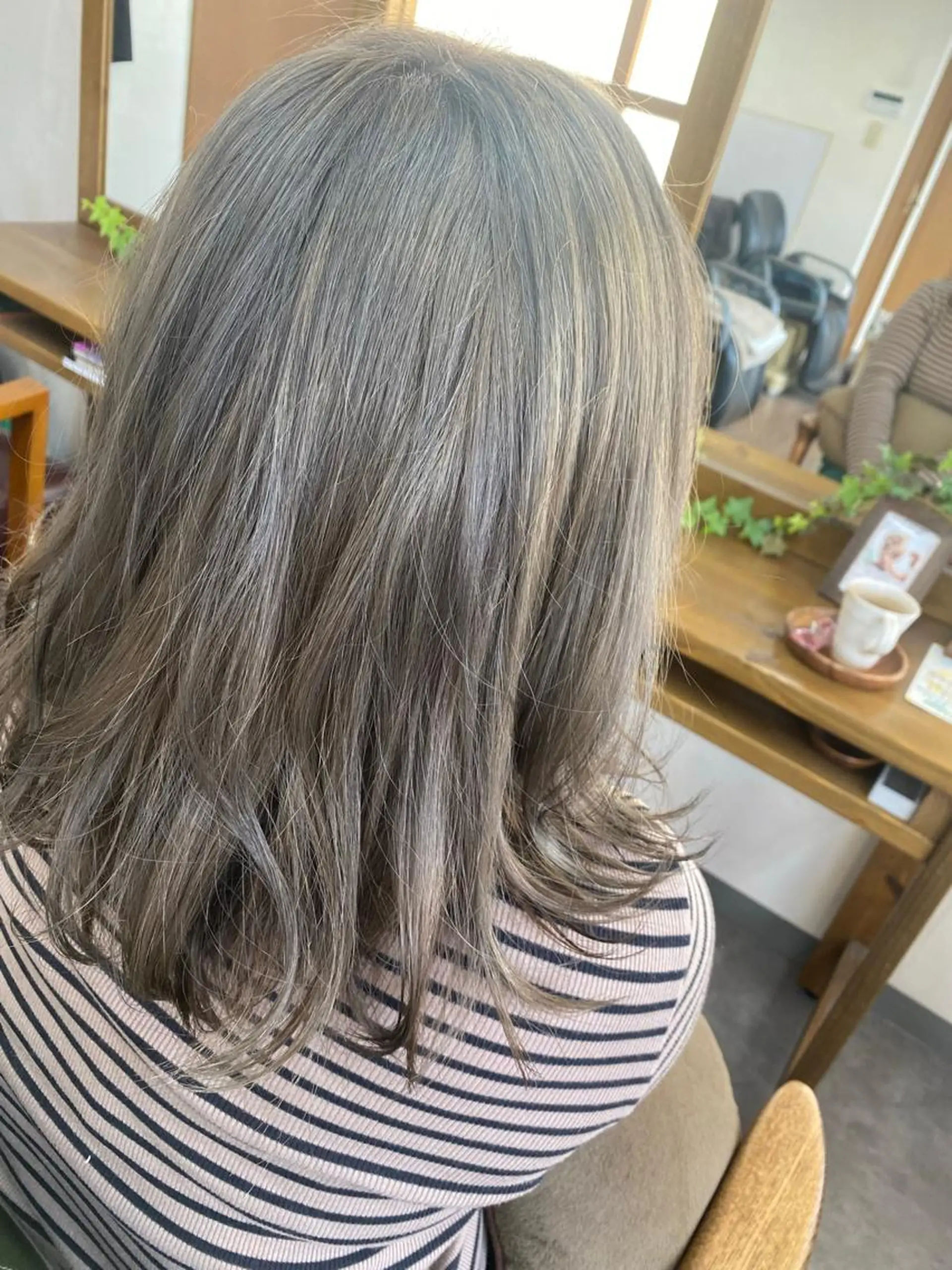 セミロング カラー ブリーチ グレージュ カット ヘアカラー トリートメント 永沼 真依のヘアスタイル