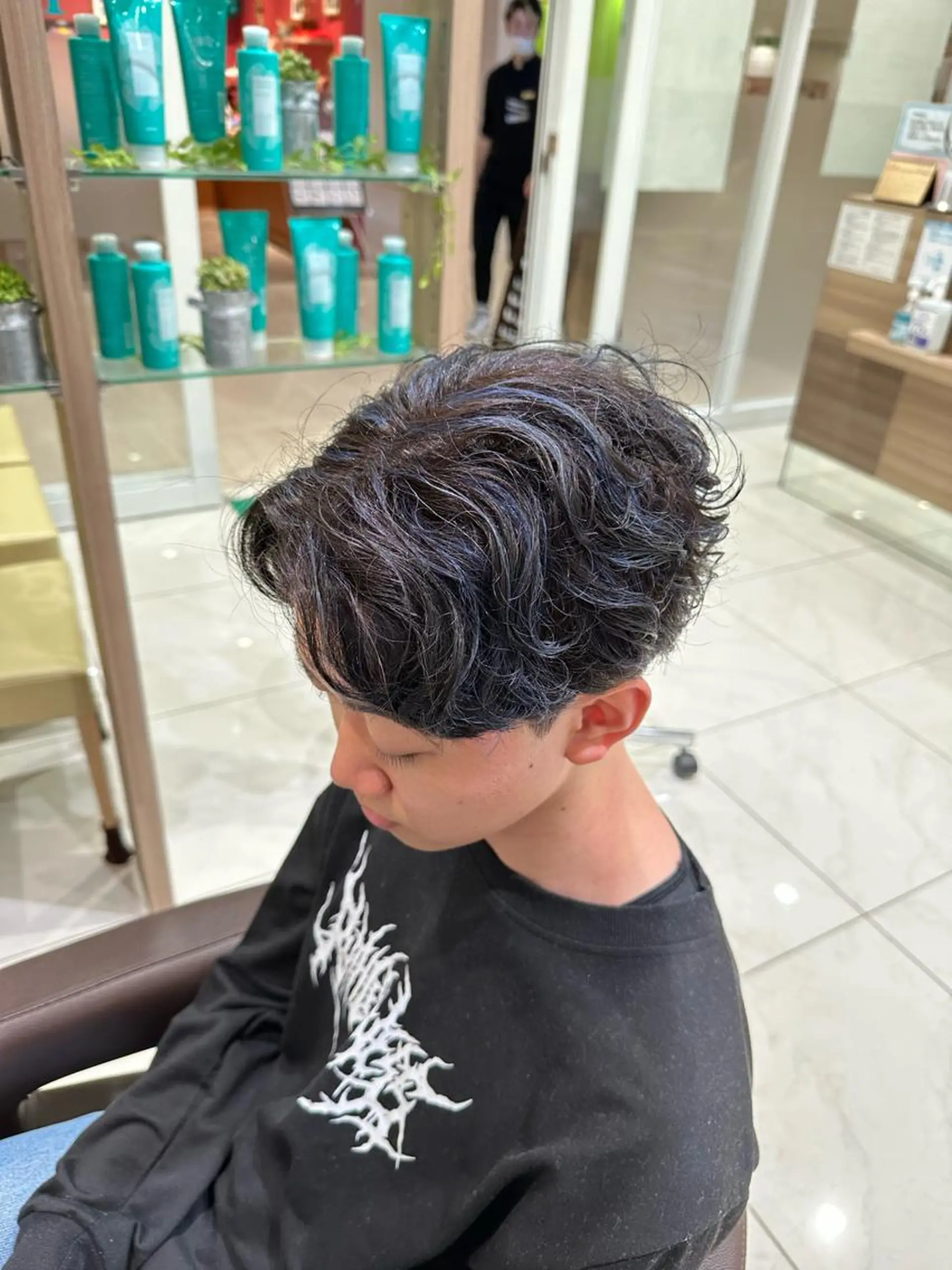 ショート カラー メンズ センターパート メンズハイライト ブルーカラー ハイライトカラー ハイライト 渡邉 理央のヘアスタイル