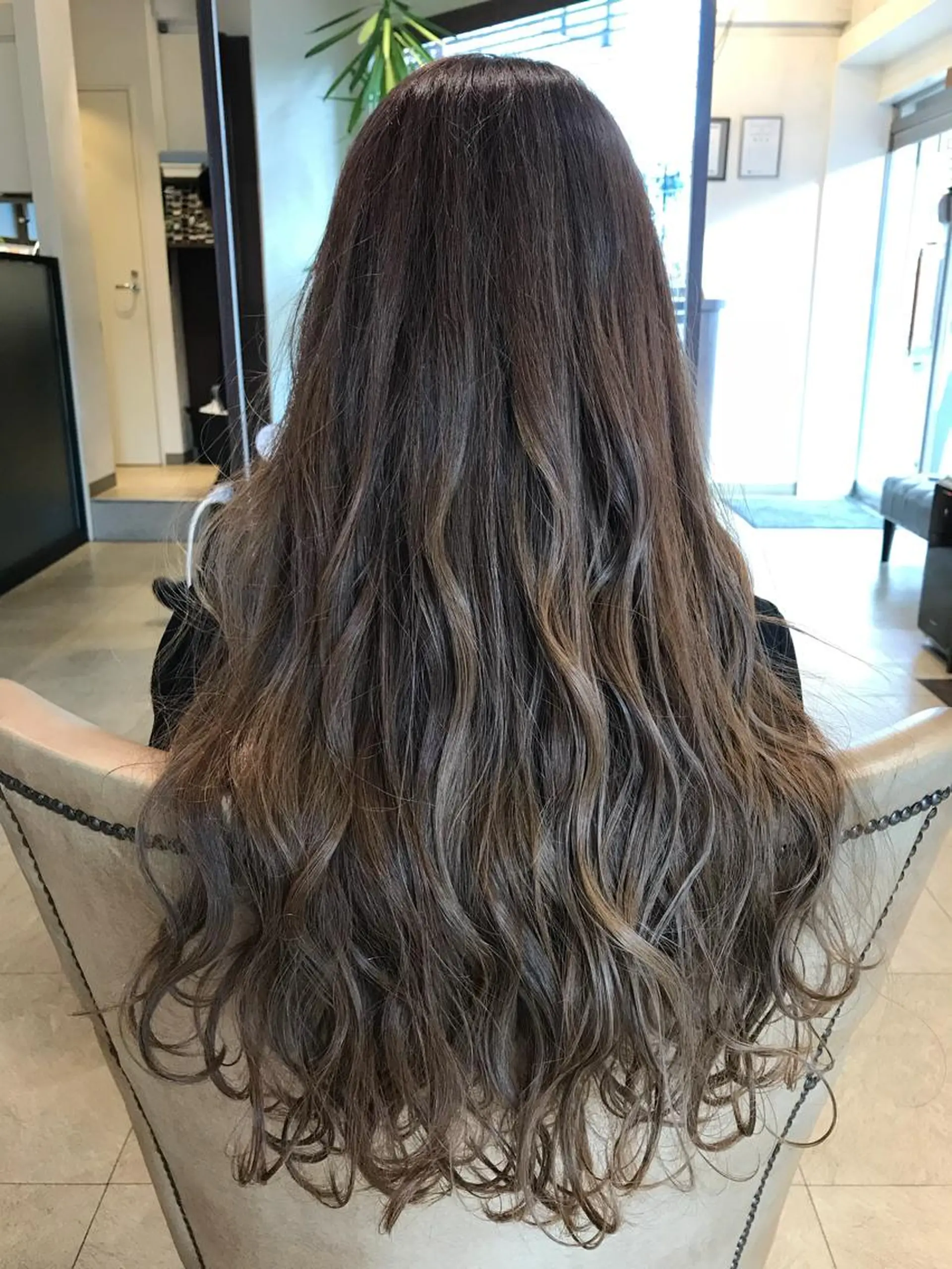 ロング カラー グラデーションカラー グレージュ ハイライトカラー ハイトーンカラー ハイライト カット ヘアカラー トリートメント newi saLyu 片岡ふきのヘアスタイル