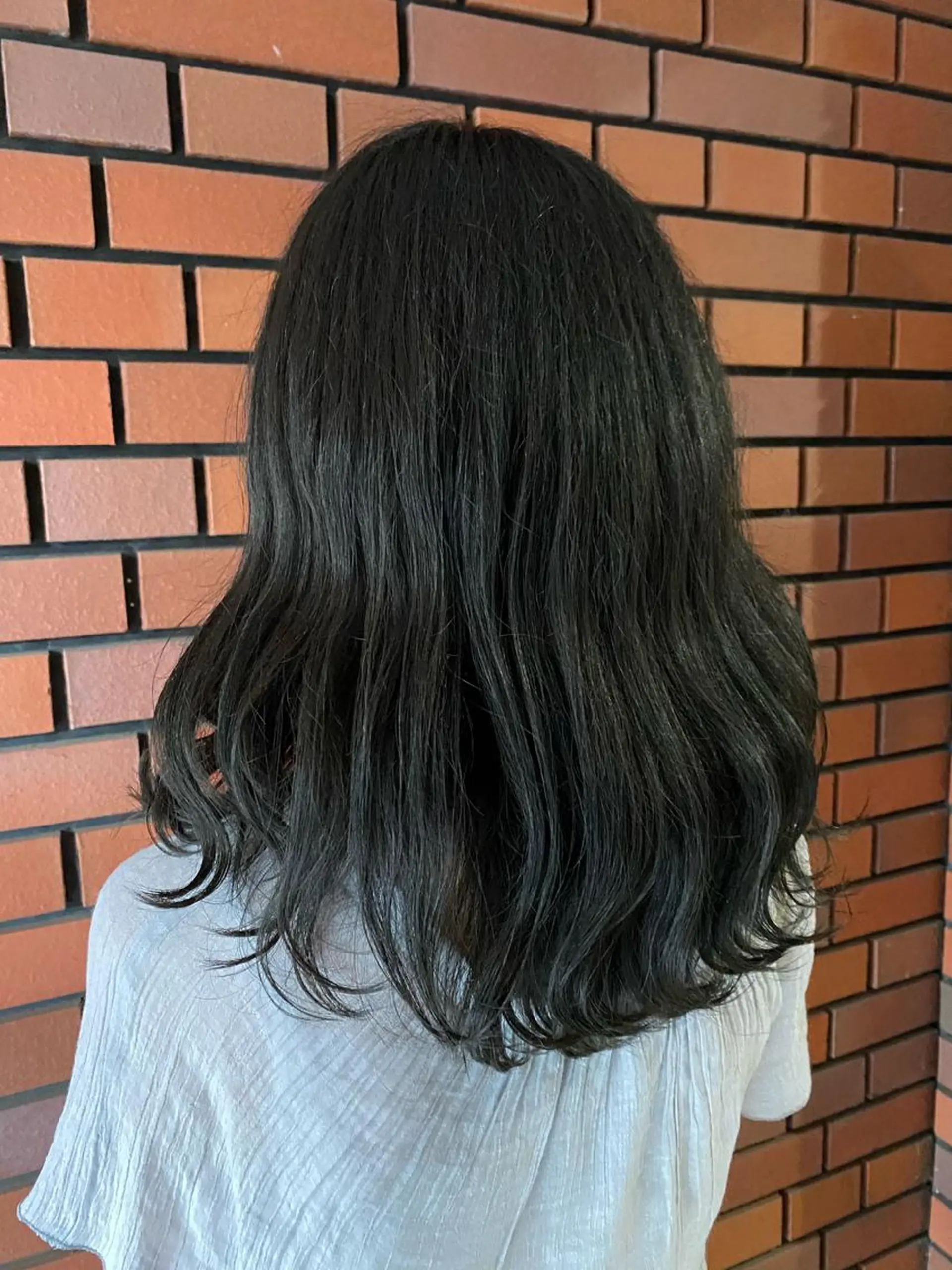 ミディアム カラー ミディアムパーマ 黒髪 ブリーチ ブルーカラー ブルーブラック カット ヘアカラー トリートメント エイト ウメダのヘアスタイル