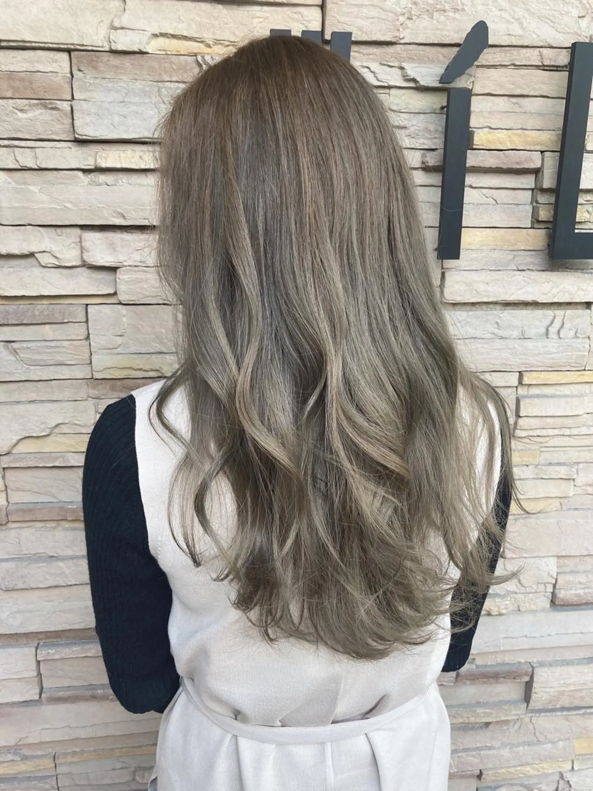 ロング カラー 足立 小百合のヘアスタイル