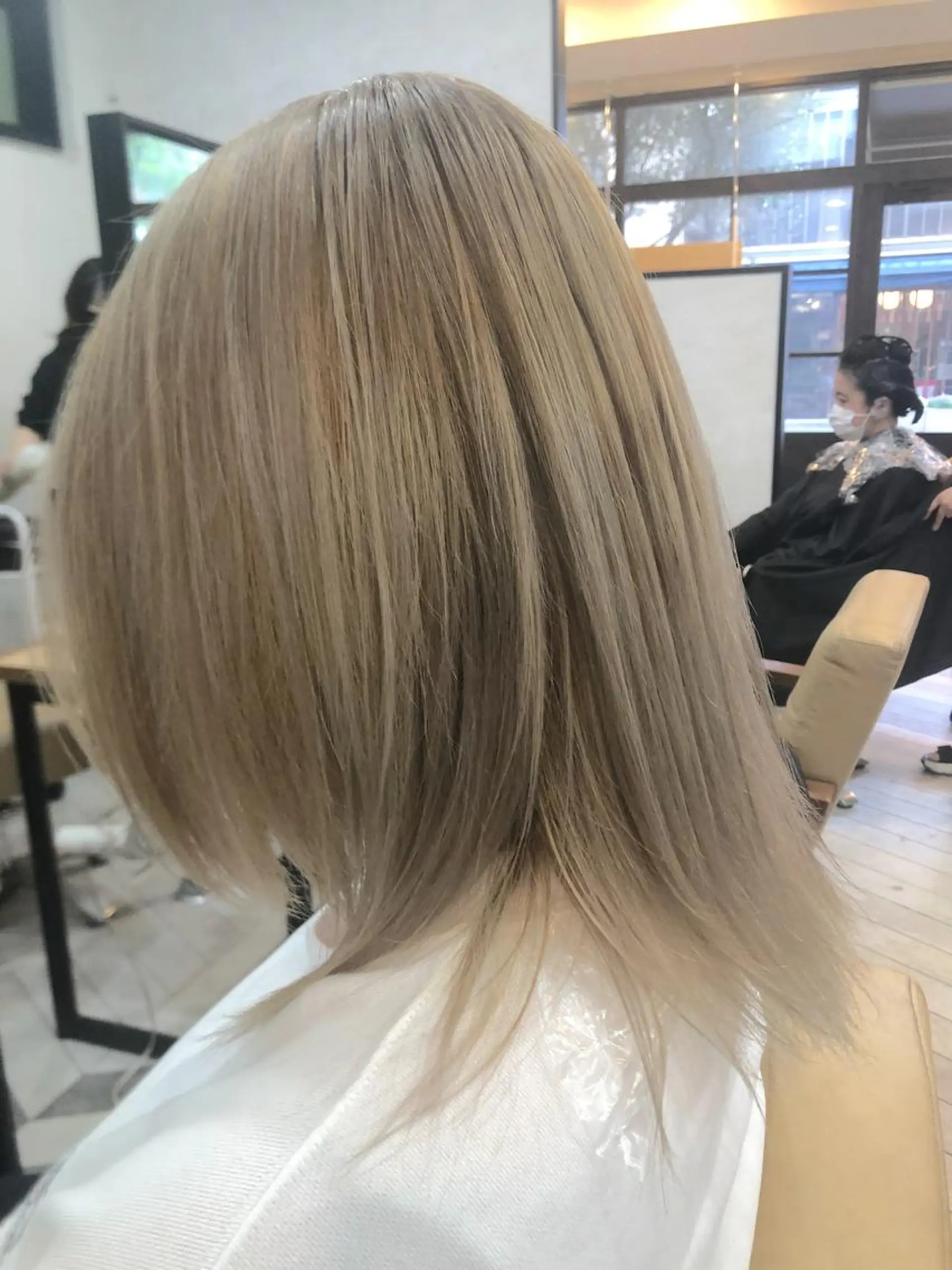 ミディアム カラー ベージュカラー ブリーチ ハイトーンカラー ホワイトベージュ est hair Ameri 松戸店所属・和田 真弥のヘアスタイル