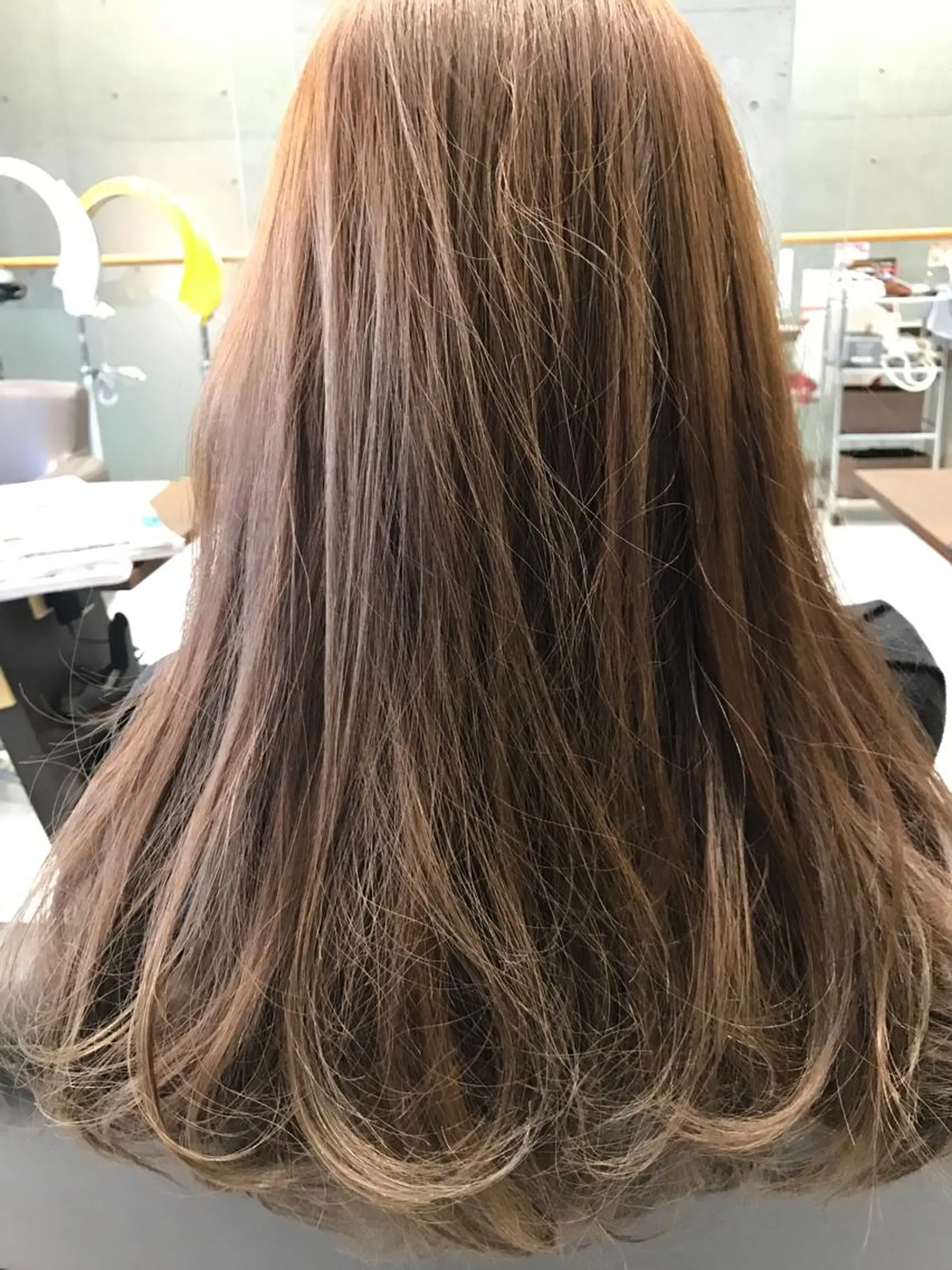 ロング カラー アッシュ ハイライトカラー ミルクティーアッシュ ハイライト 大栗 佑也  髪質改善のヘアスタイル