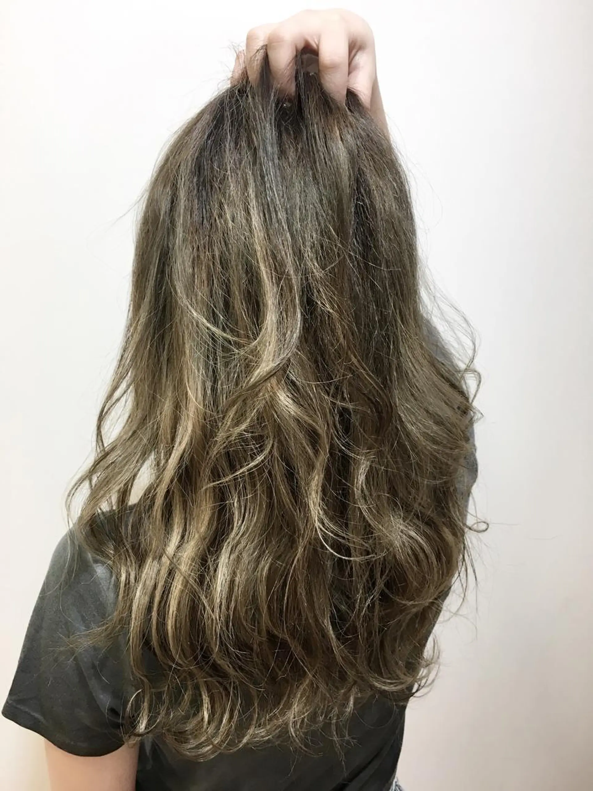 ロング カラー ブリーチ グレージュ ハイライトカラー 3Dハイライト ハイライト 海外風レイヤーカット 👑店長　平松　由のヘアスタイル