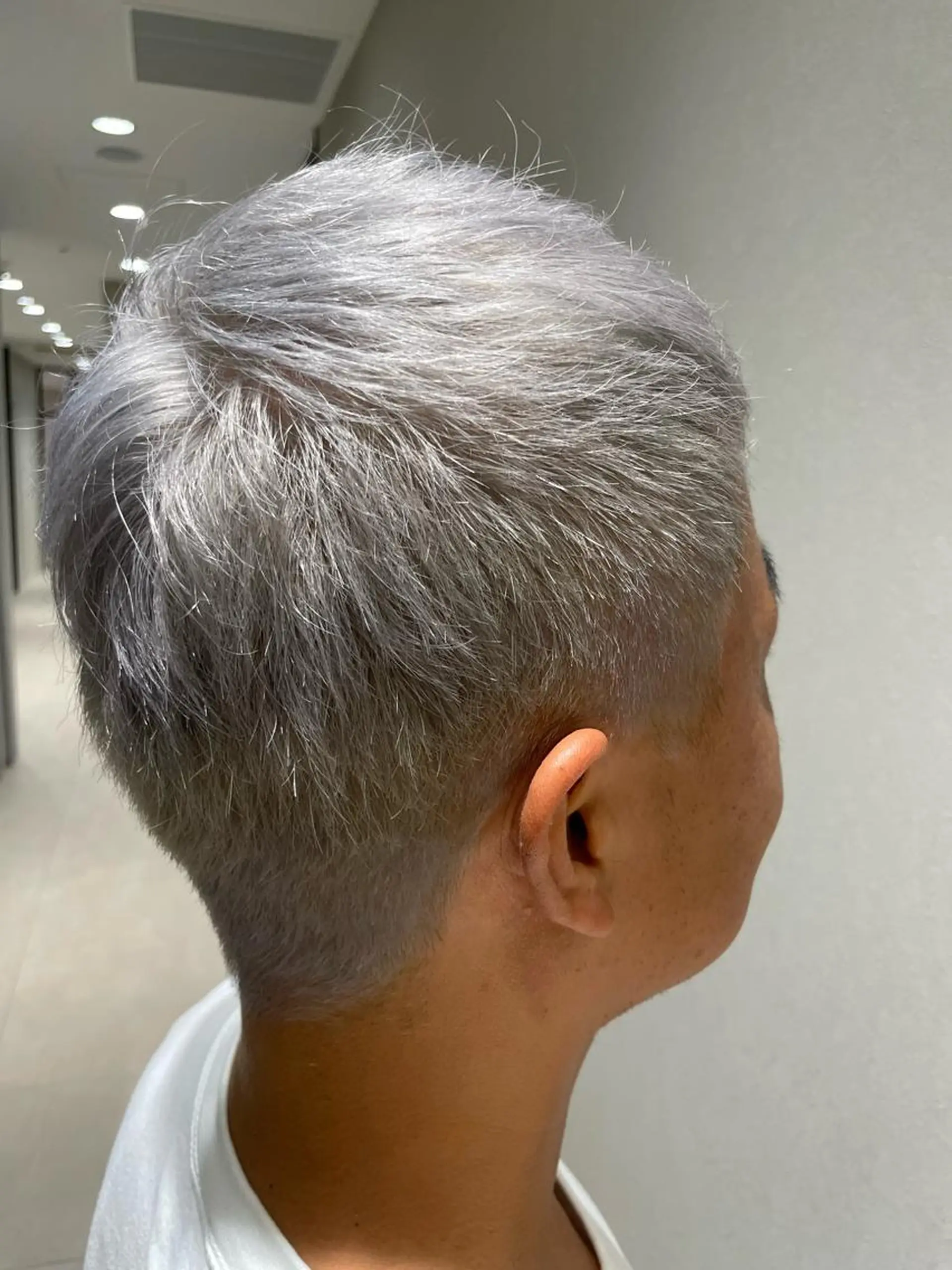 ショート カラー メンズ メンズブリーチ ブリーチ シルバー ショートヘア カット ヘアカラー トリートメント ✅ｼｪｱｻﾛﾝJAM 相田友和のヘアスタイル