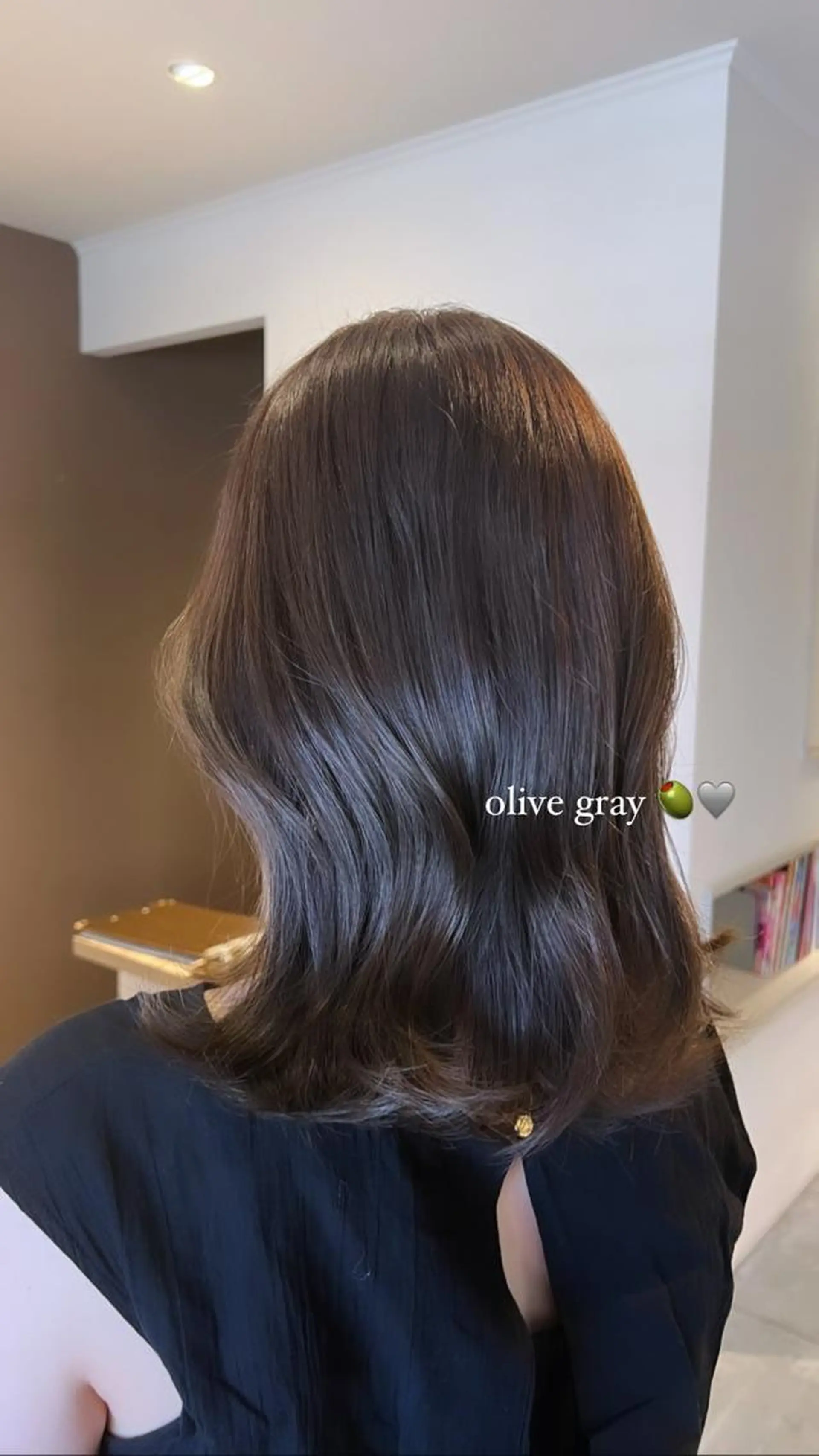 ミディアム カラー オリーブグレー カット ヘアカラー 西村 美羽のヘアスタイル