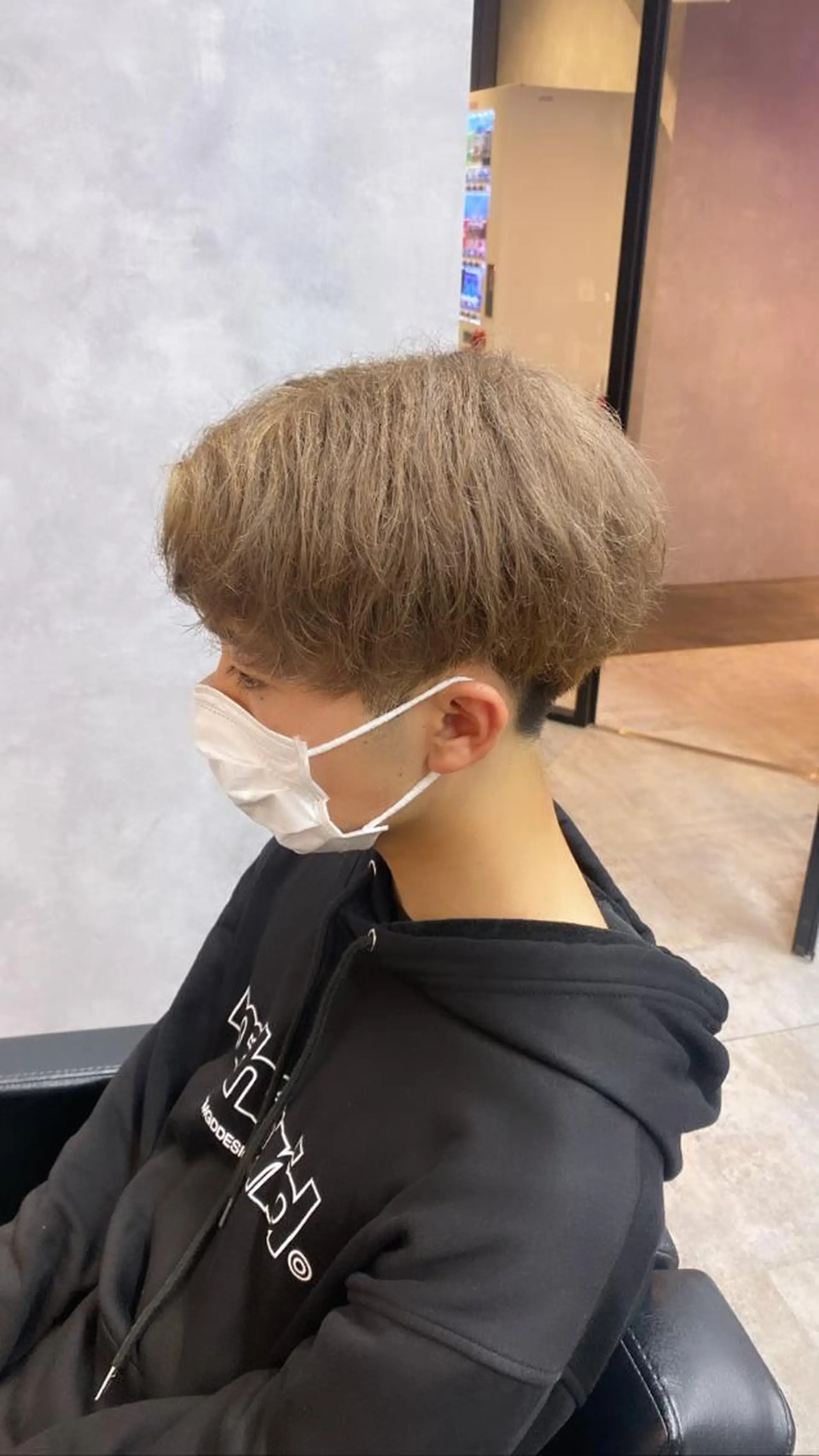 ショート カラー メンズ メンズブリーチ ベージュカラー 黒髪 ブリーチ ミルクティーベージュ カット ヘアカラー ツイストスパイラル/ メンズ特化/中川誠也のヘアスタイル