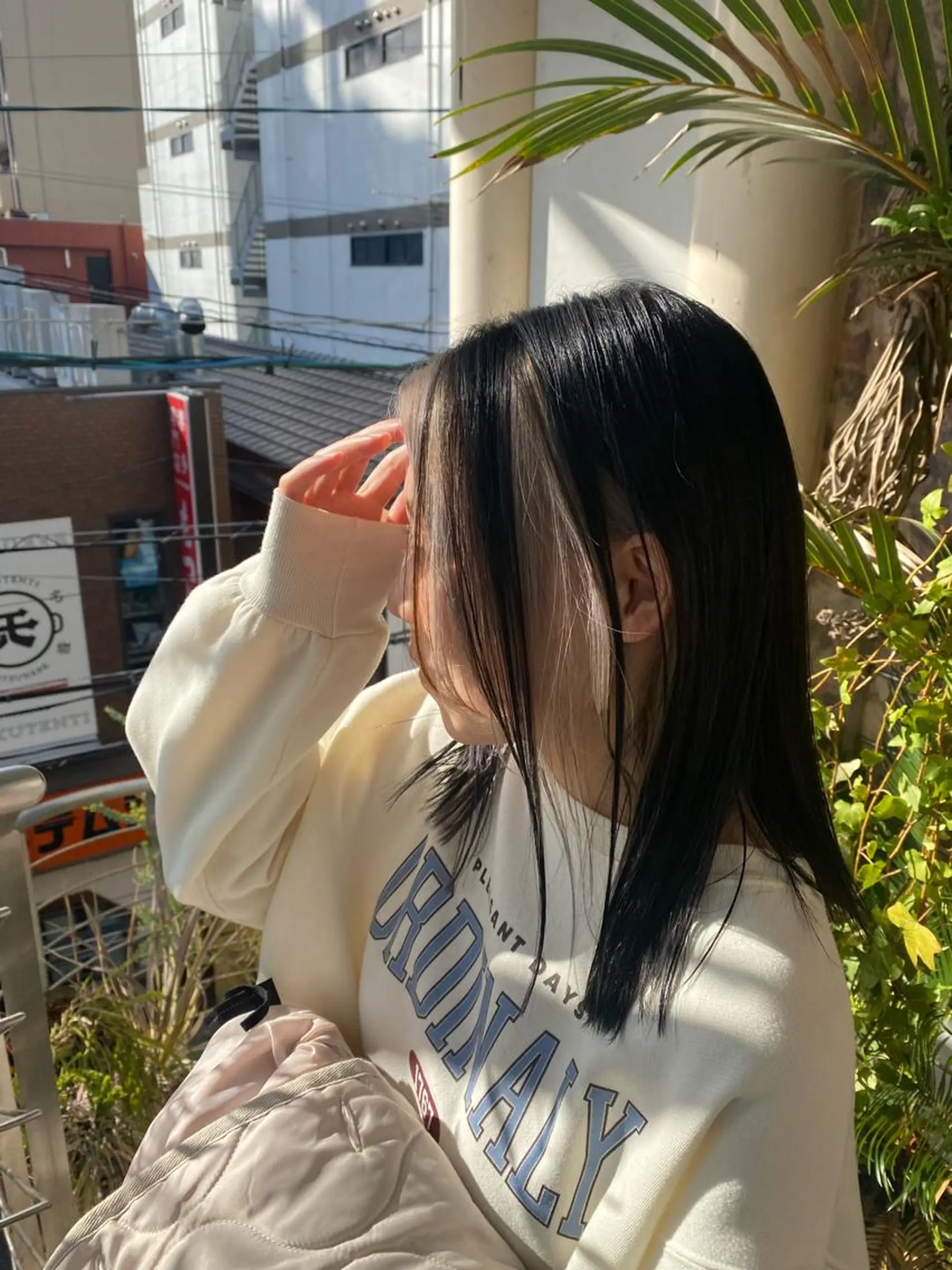 セミロング qiie リタッチ 黒染め　ワンカラーのヘアスタイル