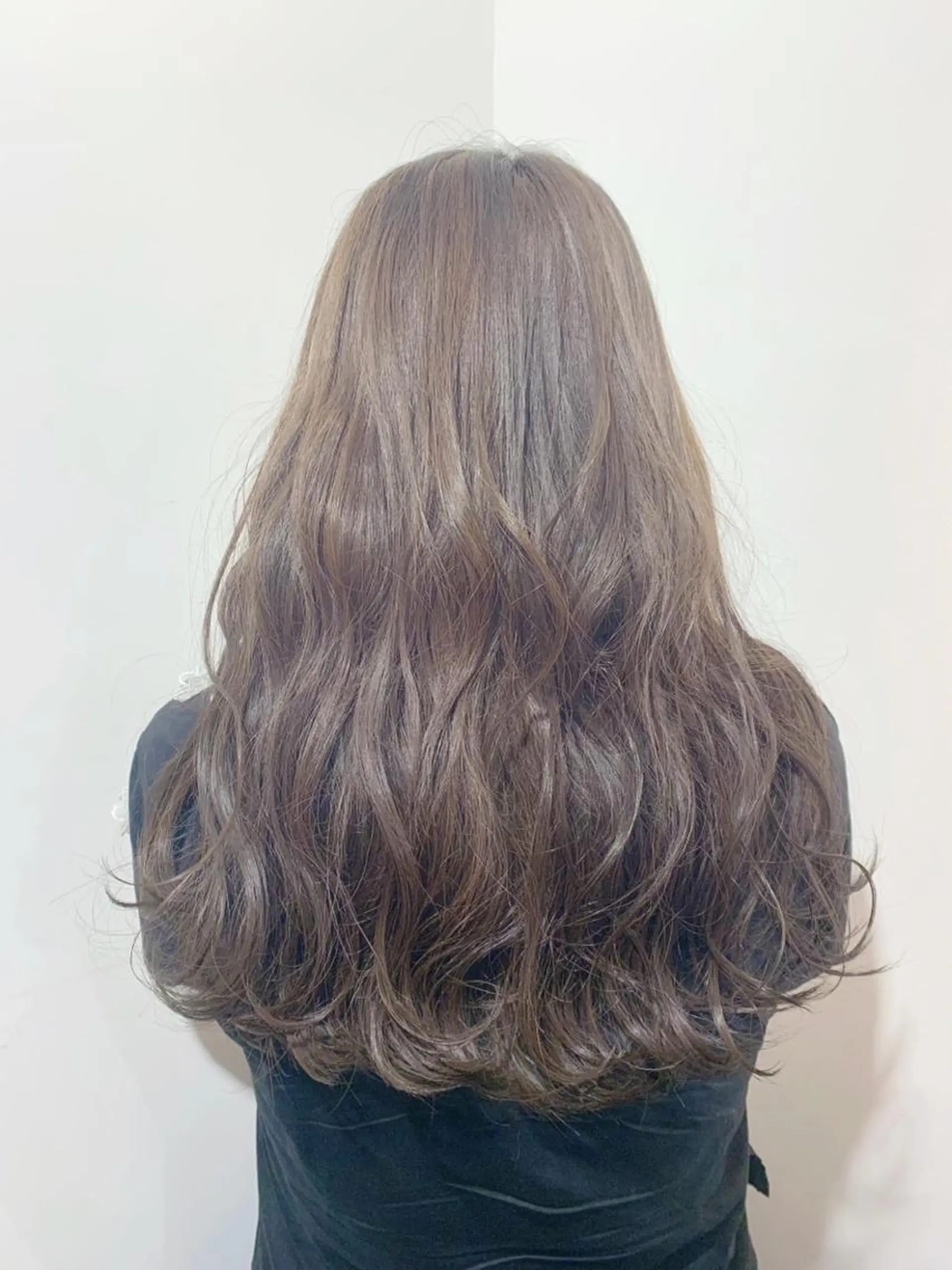 ロング カラー アディクシーカラー ベージュカラー 黒髪 ブリーチ ブルーカラー ヘアカラー トリートメント 藤澤 夏実/インナーカラーのヘアスタイル