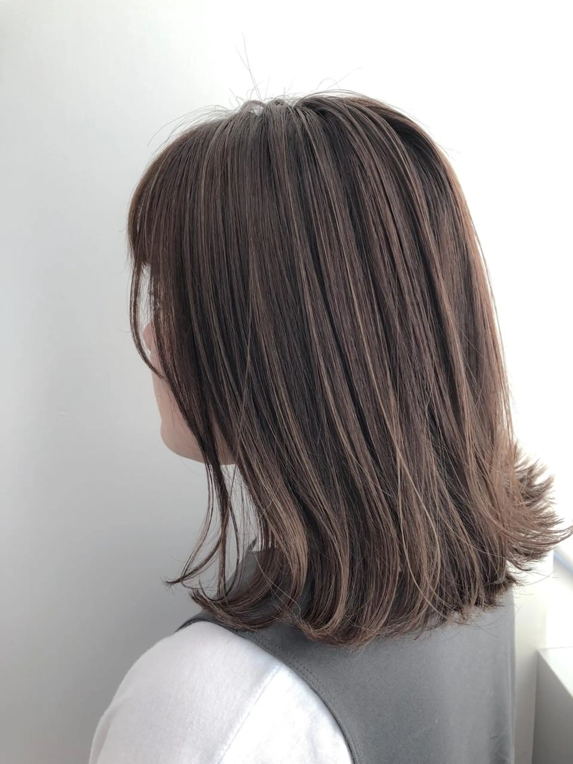 ミディアム カラー グレージュ ハイライトカラー ミルクティーグレージュ ハイライト eclair.髪質改善&トリートメント所属・【艶髪、透明感】西村 有司のヘアスタイル