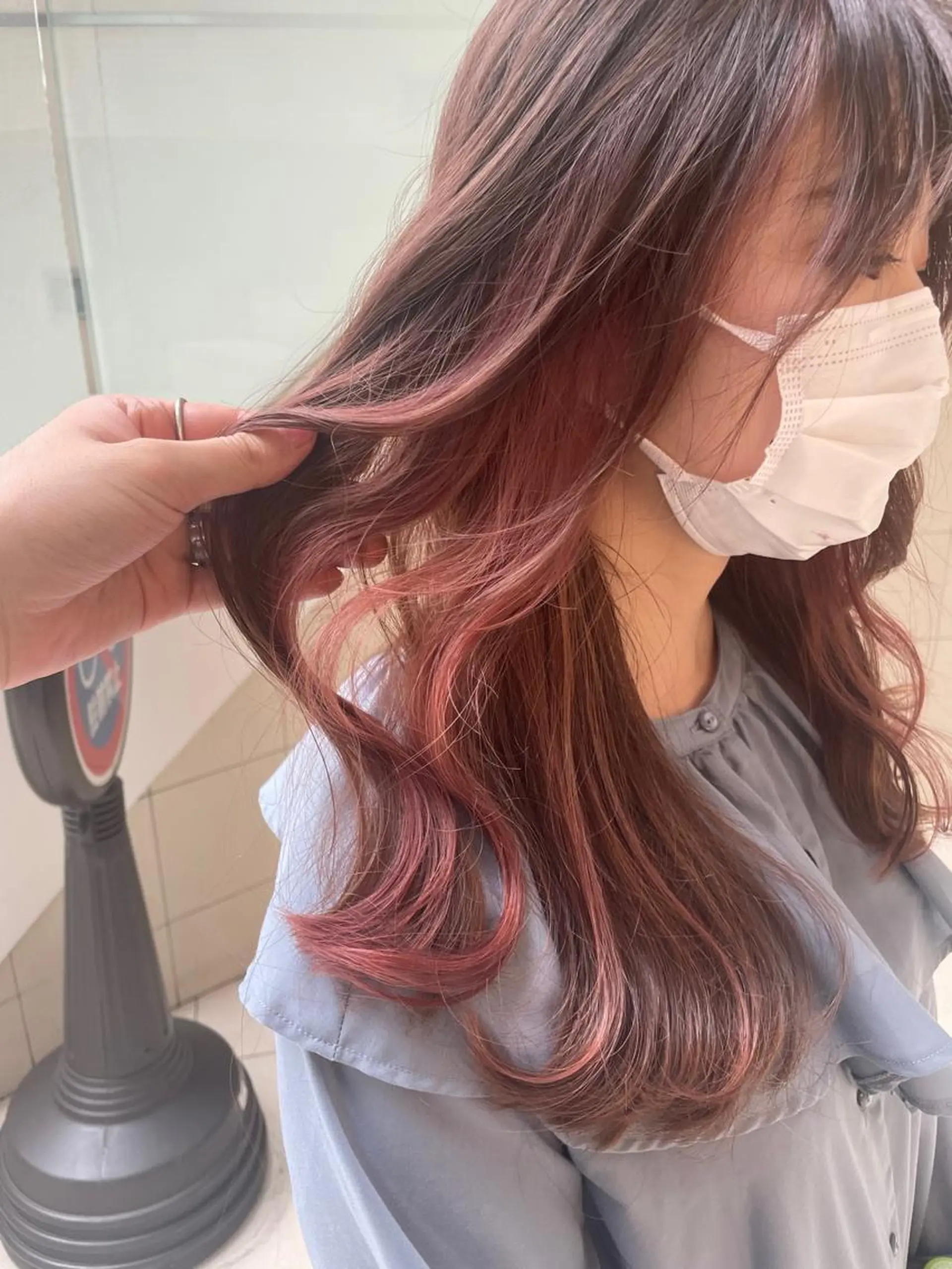 ミディアム カラー ピンクカラー ケアブリーチ/ エクステ/レイヤーのヘアスタイル