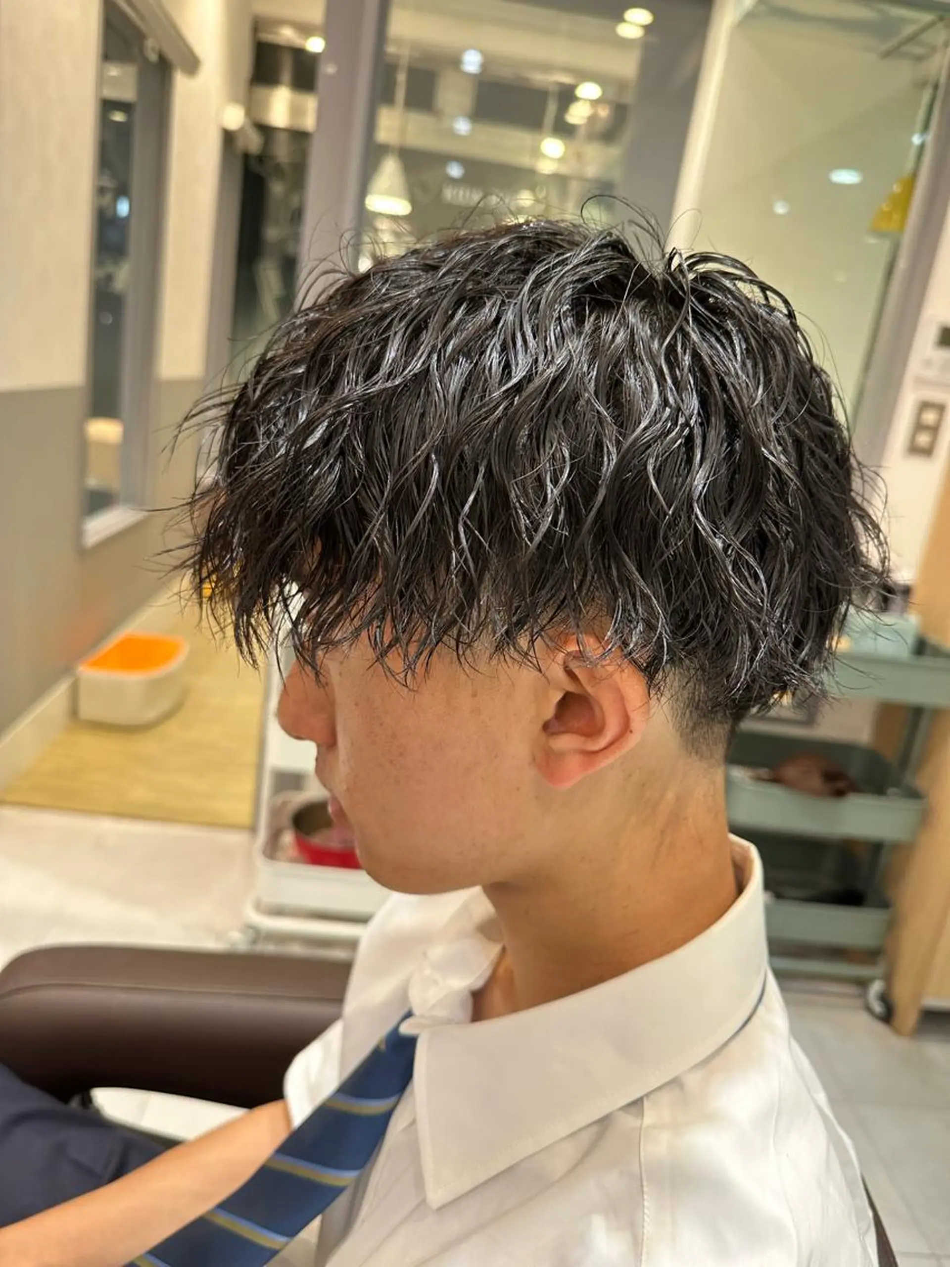 ミディアム パーマ メンズ ミディアムパーマ フェードカット メンズパーマ ツイストスパイラルパーマ 波巻きパーマ 💈メンズ特化 美容師サキ💈のヘアスタイル