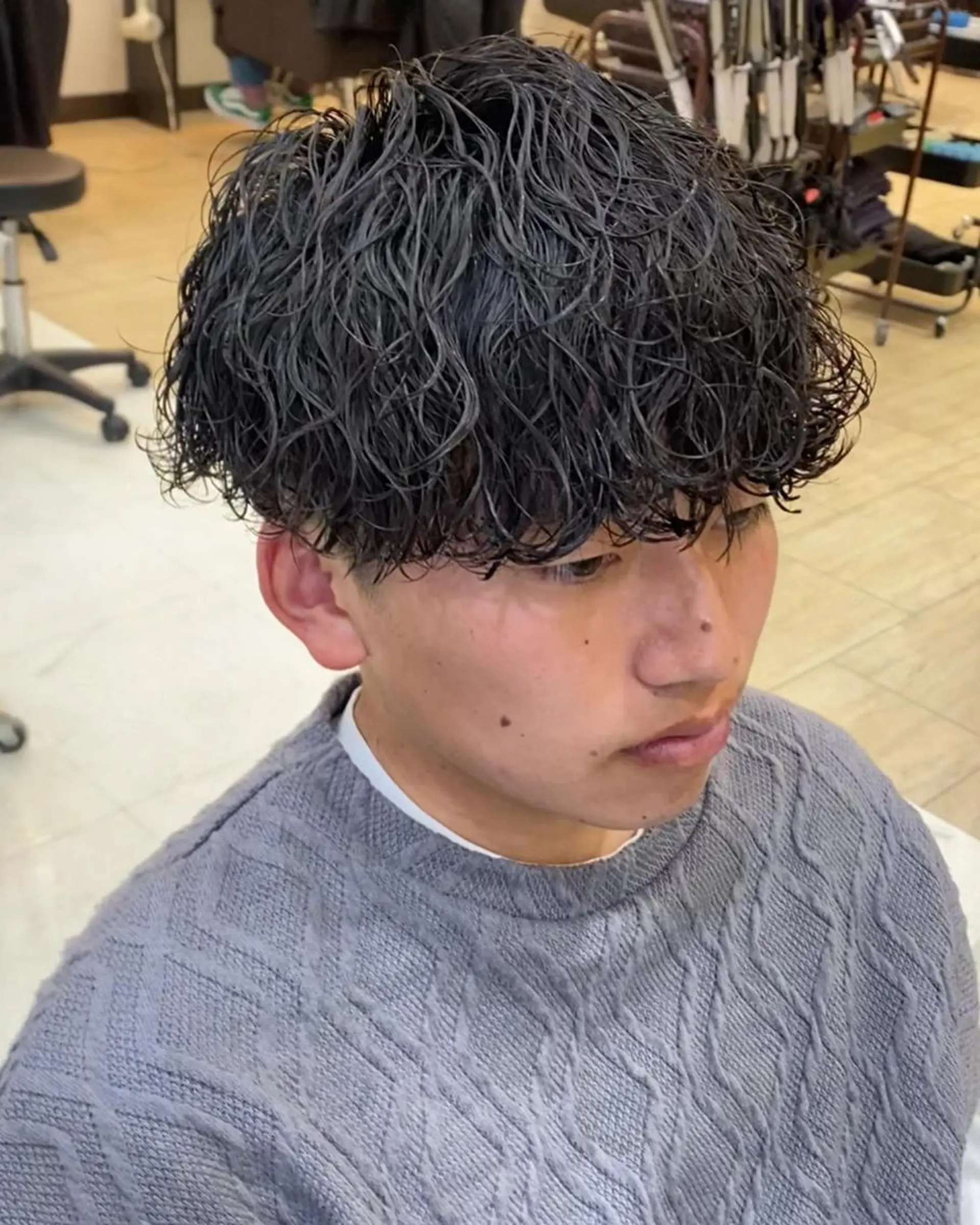 パーマ メンズ センターパート メンズ韓国風 マッシュ メンズパーマ メンズツイストパーマ 三ノ宮フェザーパーマ 蕃本 啓利のヘアスタイル