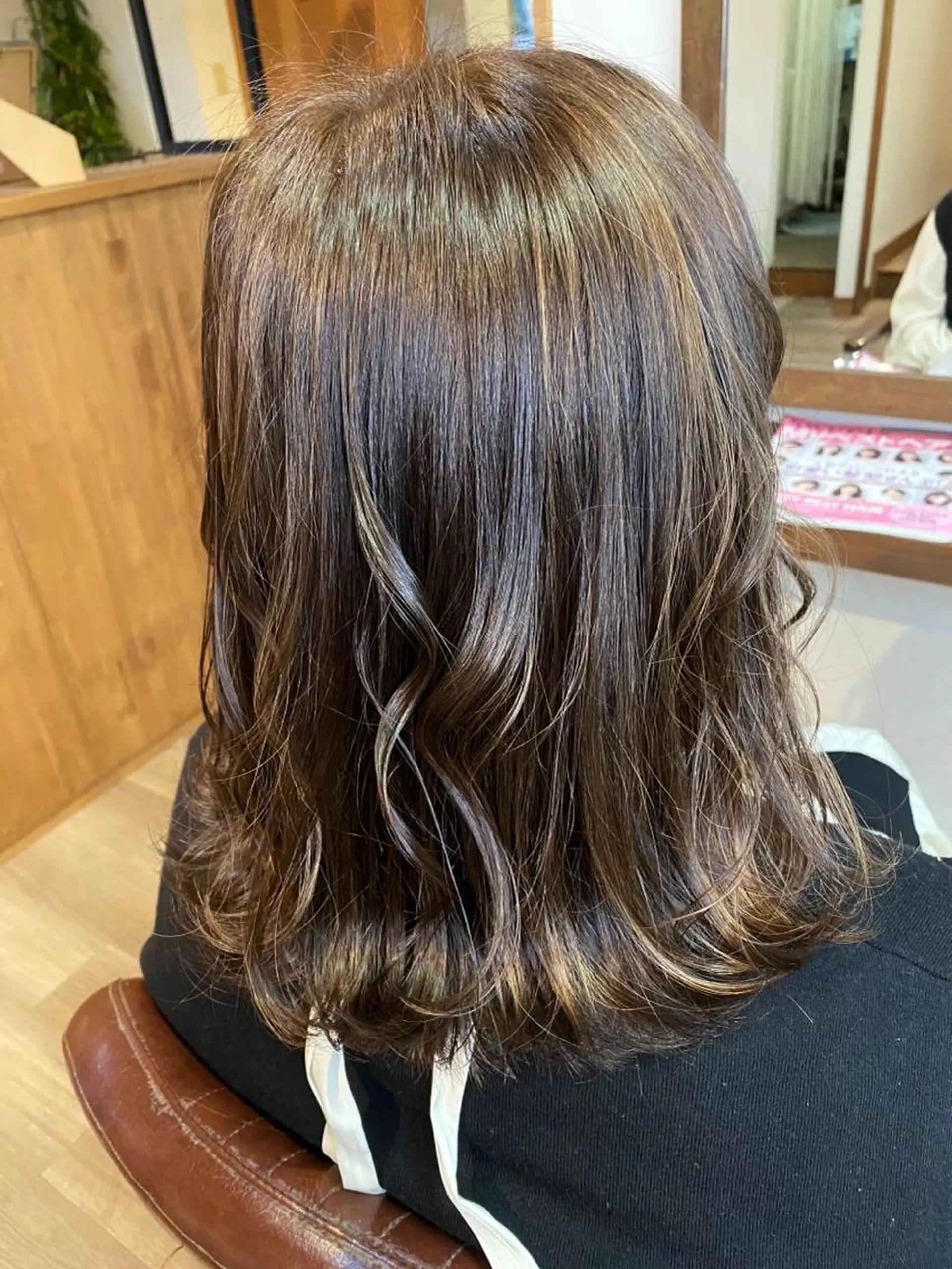 ミディアム カラー ハイライトカラー ハイライト chill out 南塚口本店のヘアスタイル