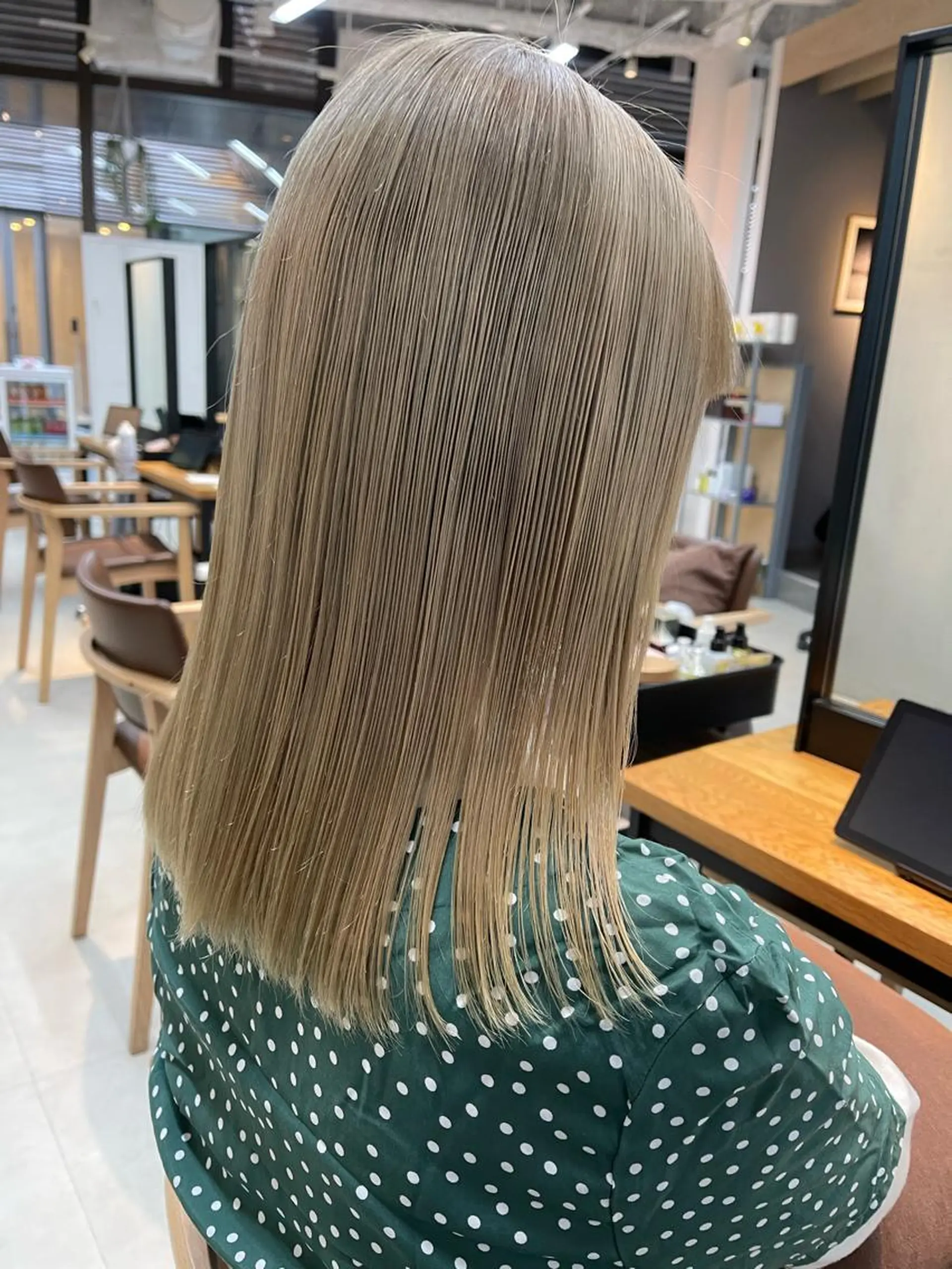 ミディアム カラー ベージュカラー ブリーチ mee.urawa所属・似合わせショート×透 明感/やじまたかしのヘアスタイル