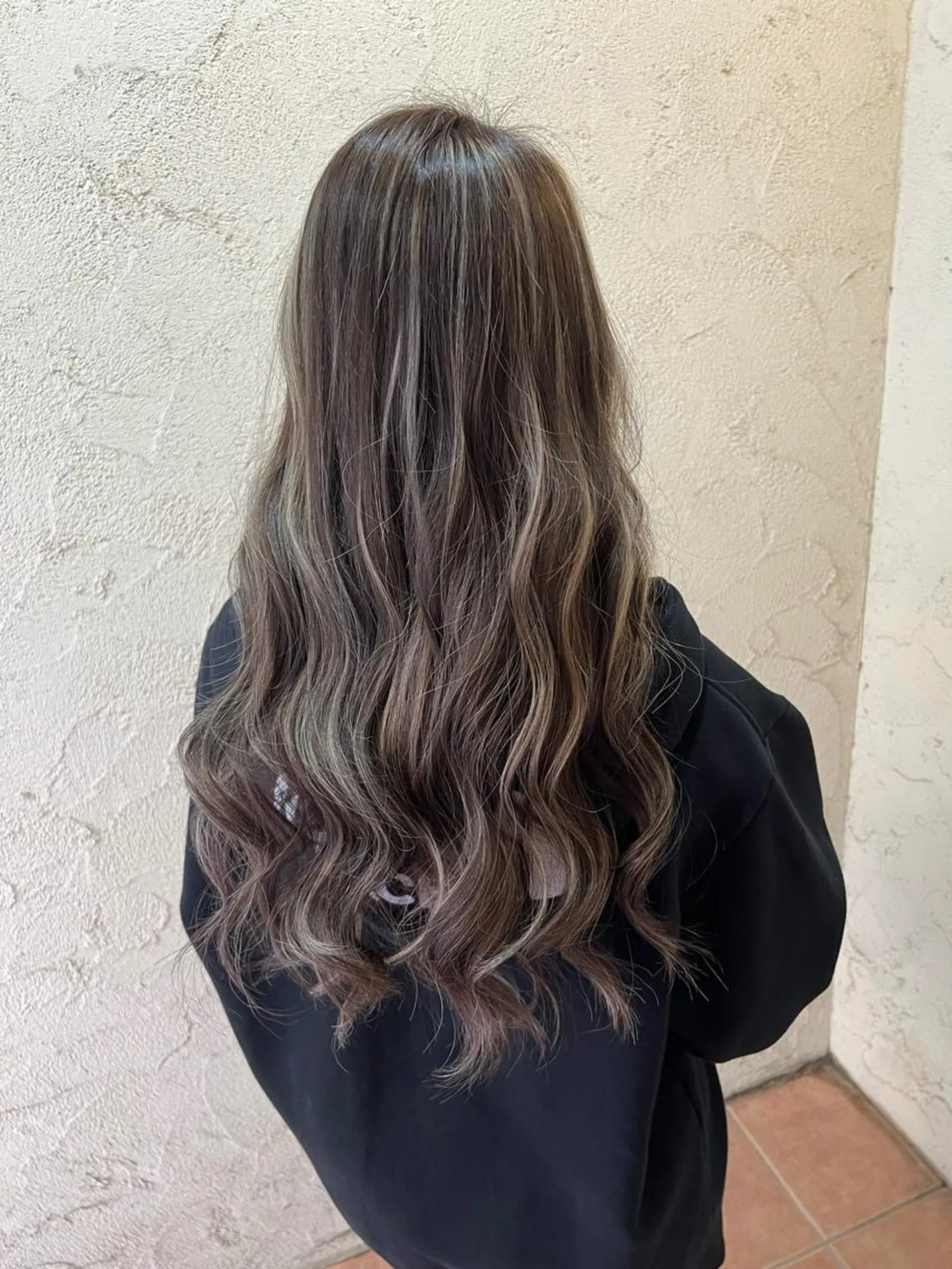 ロング ハイライト 似合わせ/ブリーチ カラー.岡田友仁のヘアスタイル