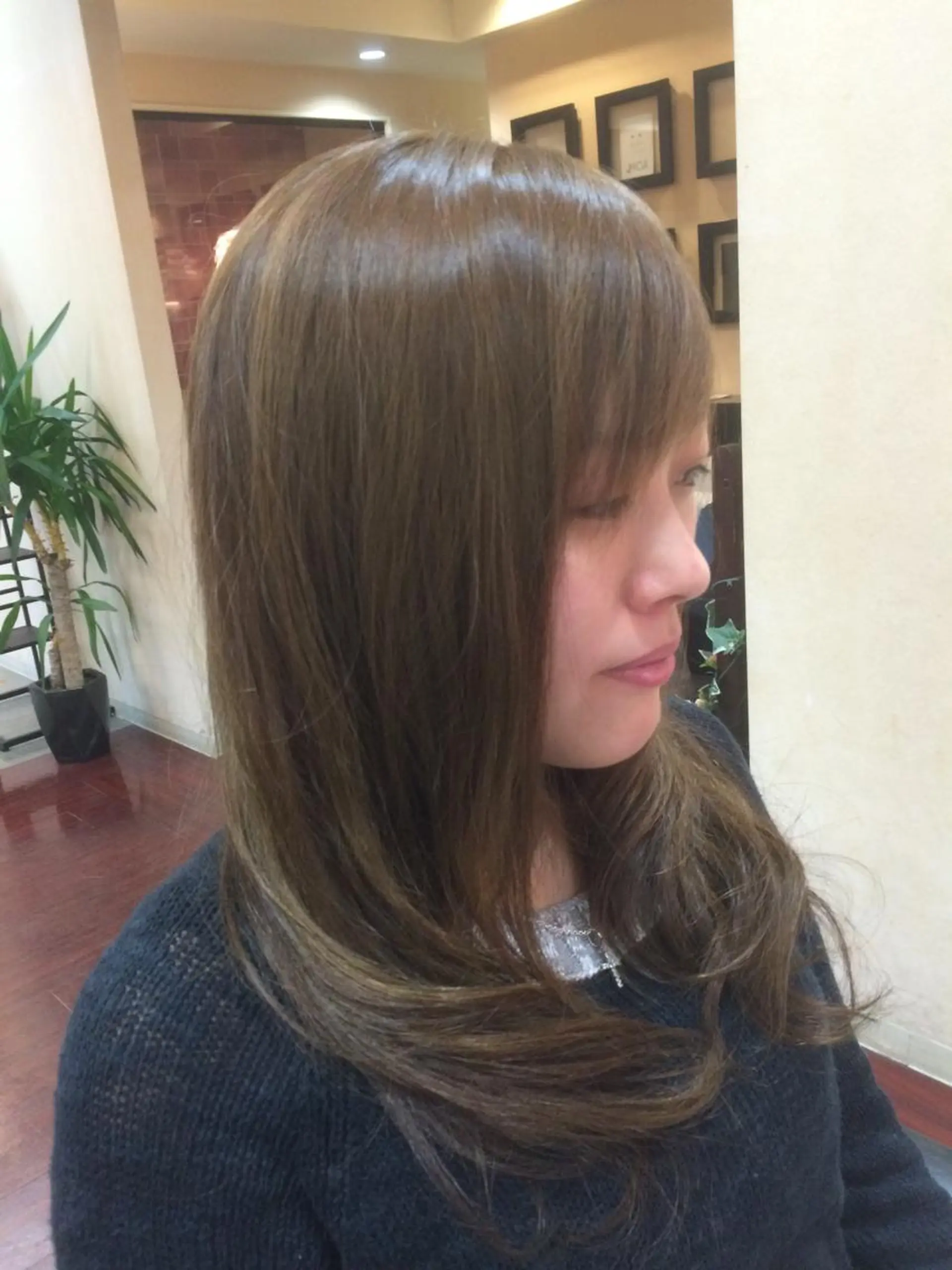 セミロング ロング アッシュ レイヤーカット Lanahairsalon IWATSUKA所属・ヨナハ セイヤのヘアスタイル